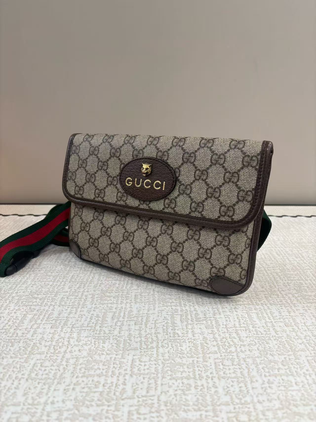 Gucci - Neo Vintage Messenger Bag - GG Supreme canvas with leather trim - Ebony Brown with Green and Red Web stripe - (Small)