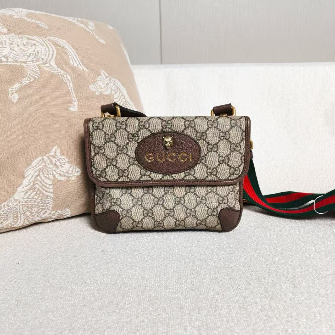 Gucci - Neo Vintage Small Tiger Head Messenger Bag - GG Supreme canvas with leather trim - Beige and Brown with Red and Green accents - (Small)