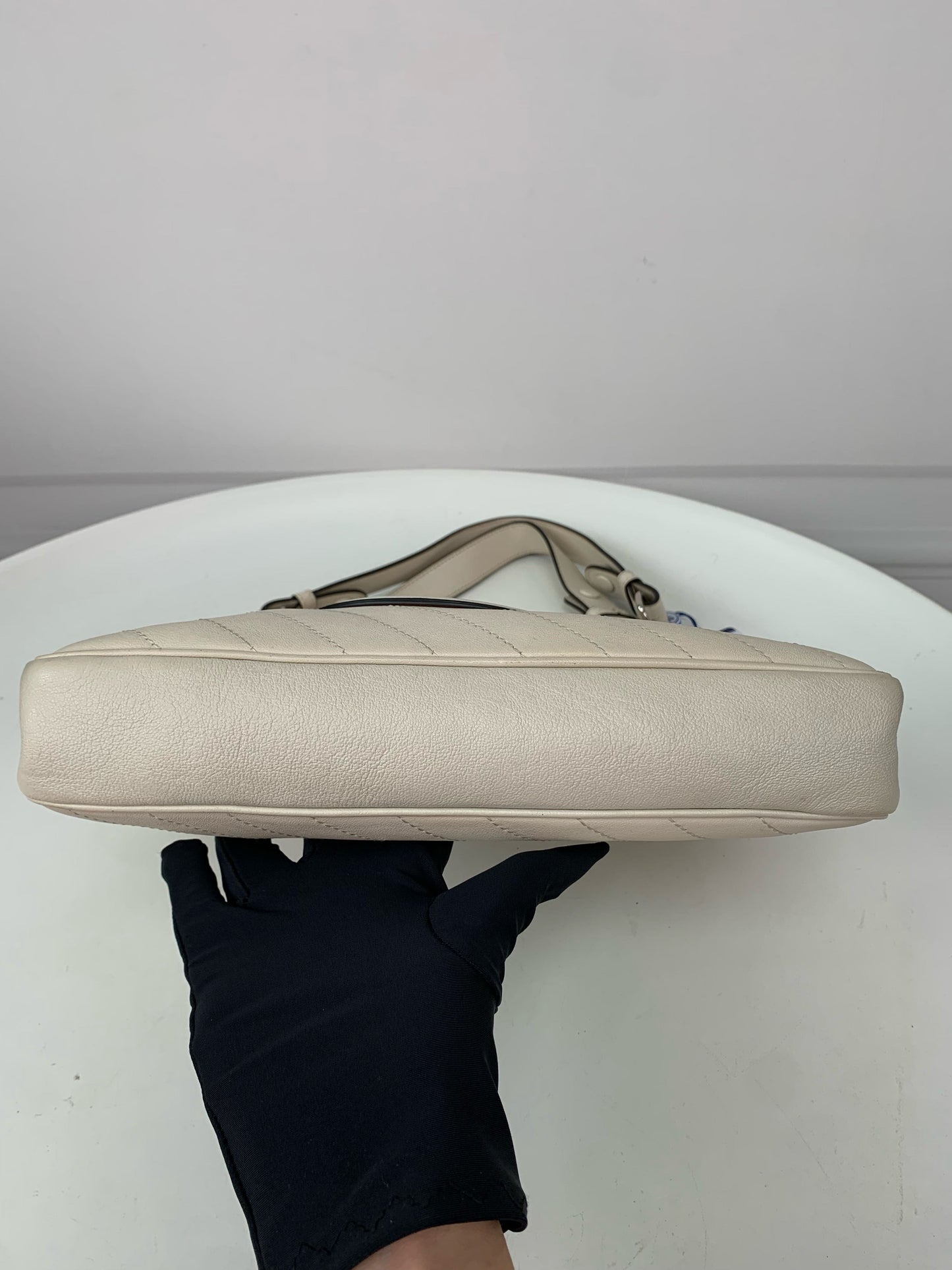 Gucci - Other - Leather - White - (medium)