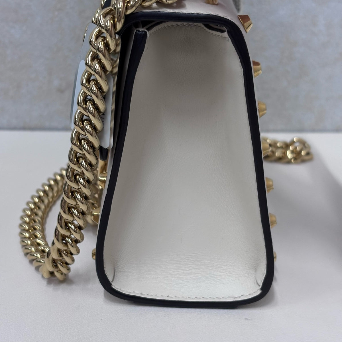 Gucci - Other - Leather - White - (medium)