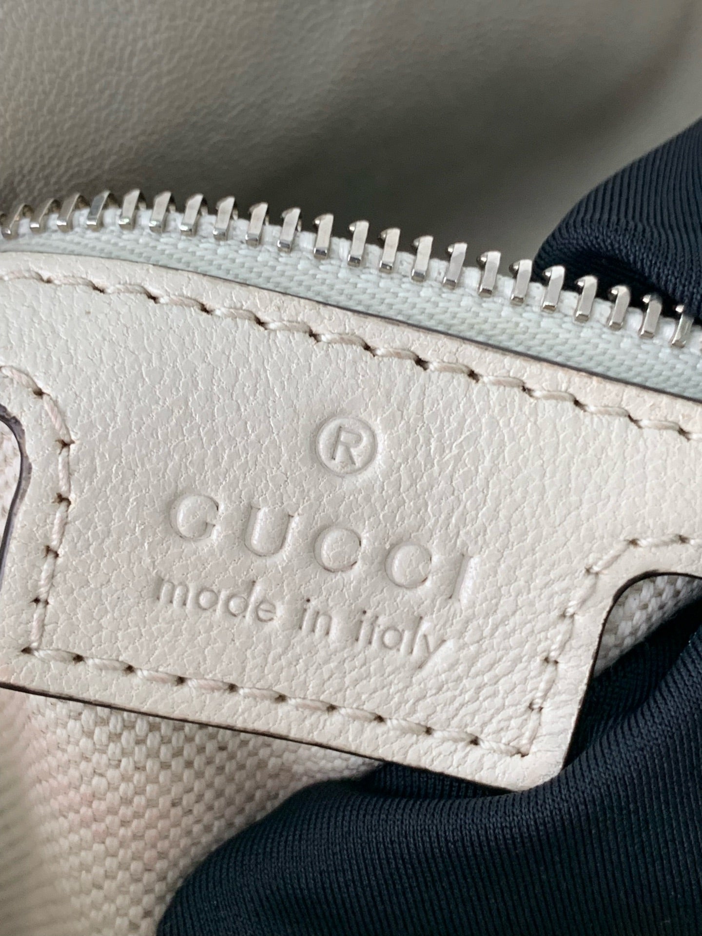 Gucci - Other - Leather - White - (medium)