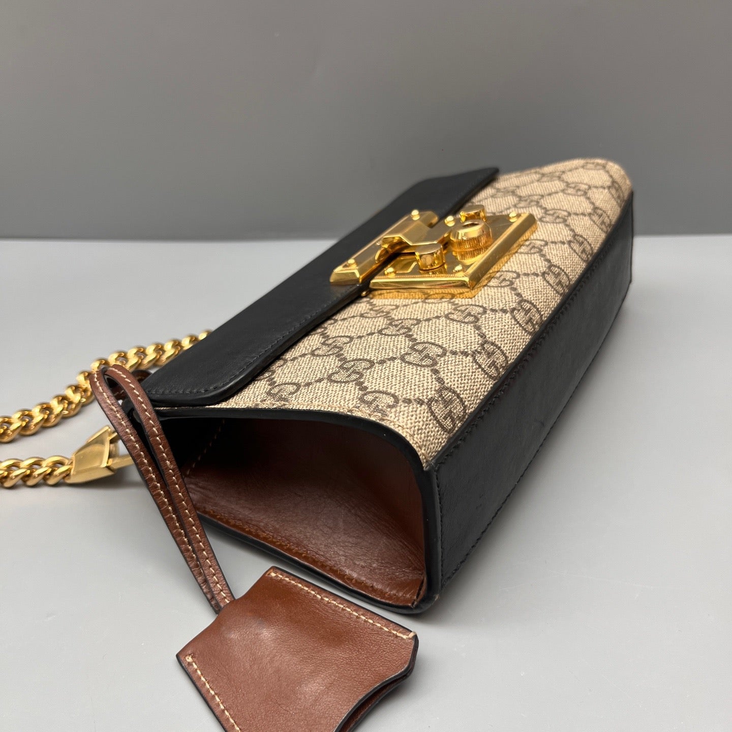 Gucci - Padlock Shoulder Bag - GG Supreme canvas with leather trim - Beige and Black with Gold-Tone Hardware - (mini)