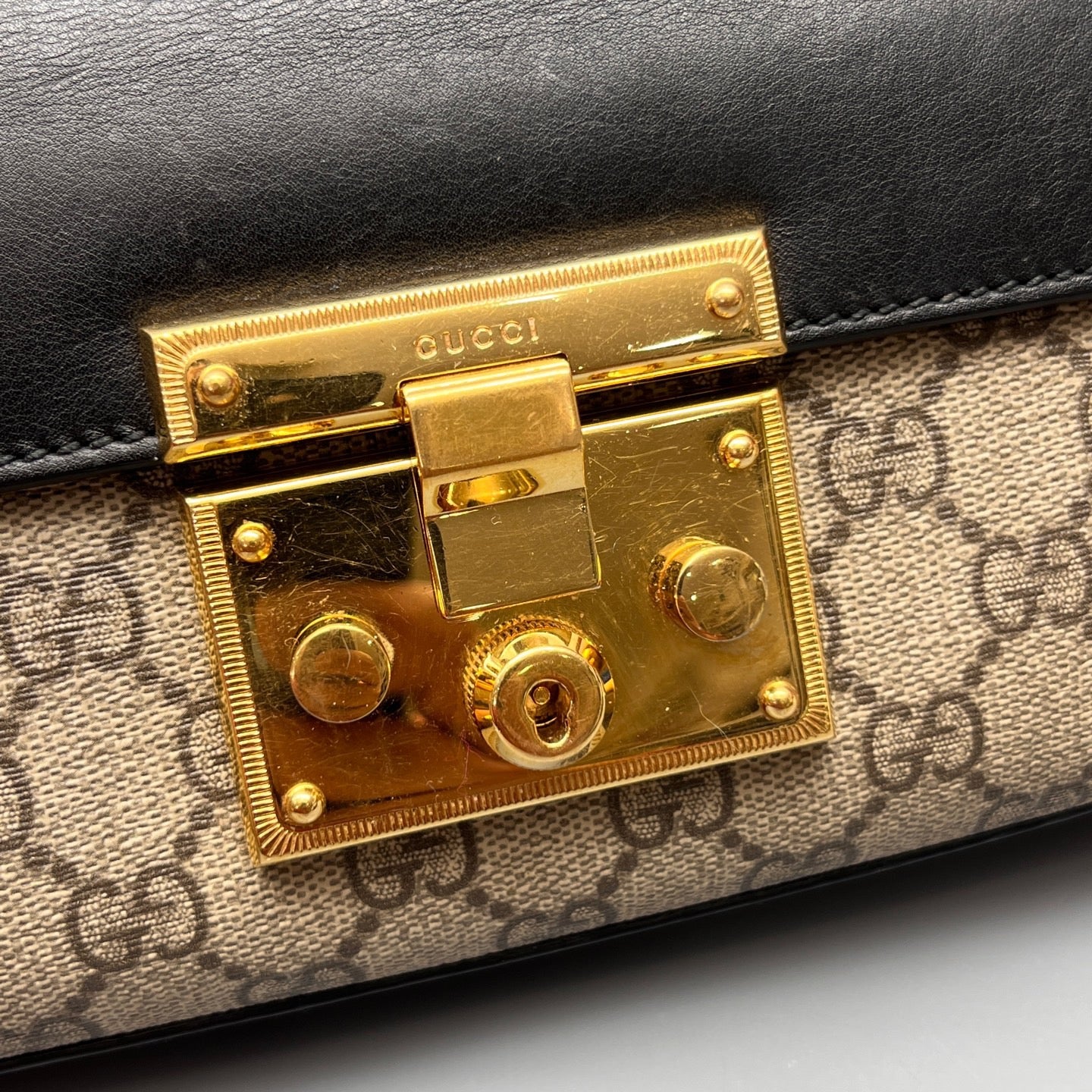 Gucci - Padlock Shoulder Bag - GG Supreme canvas with leather trim - Beige and Black with Gold-Tone Hardware - (mini)