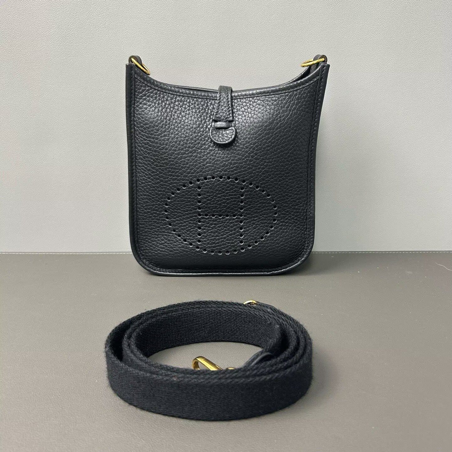 Hermès - Evelyne Mini - Taurillon Clemence leather - Black with Gold-Tone Hardware - (mini)