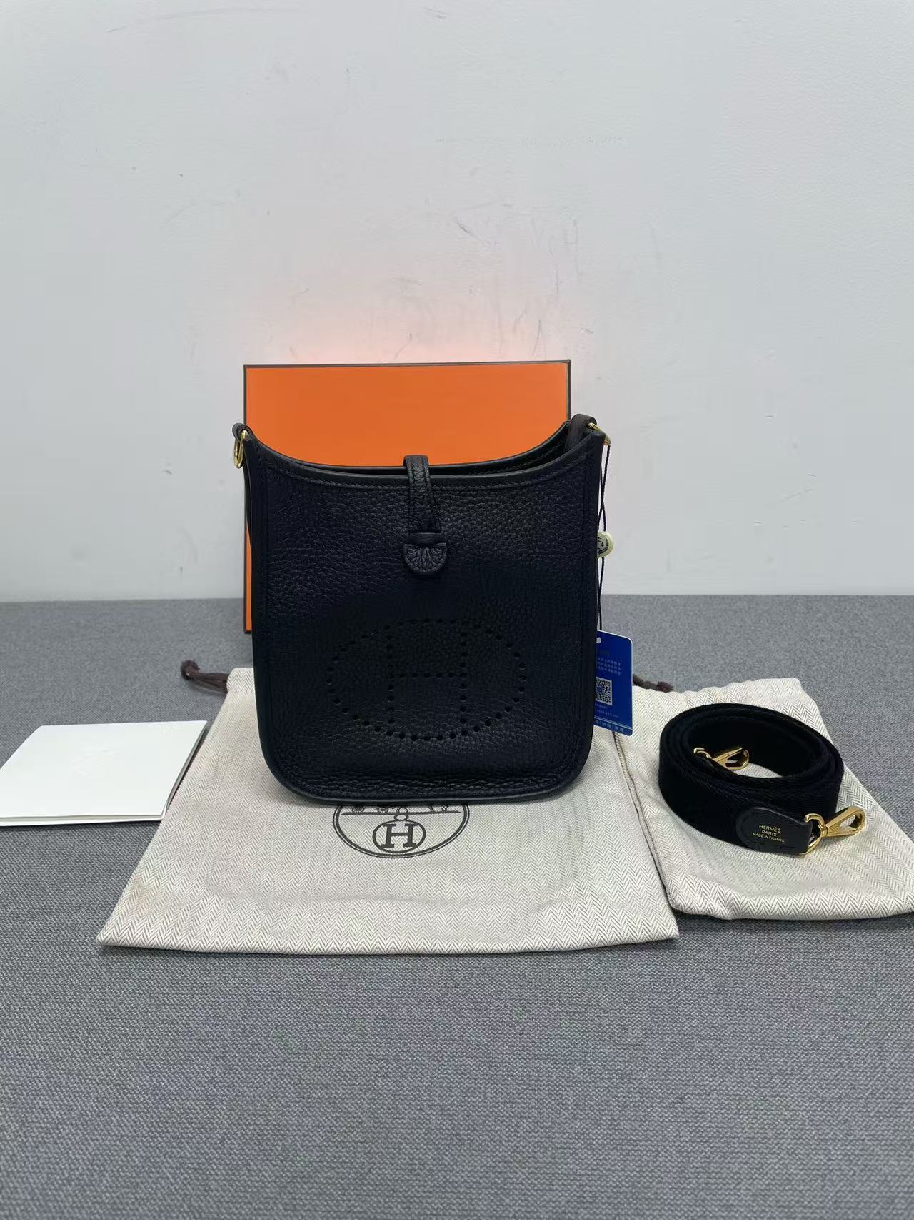 Hermes - Evelyne - Taurillon Clemence leather - Black with Gold-Tone Hardware - (mini)