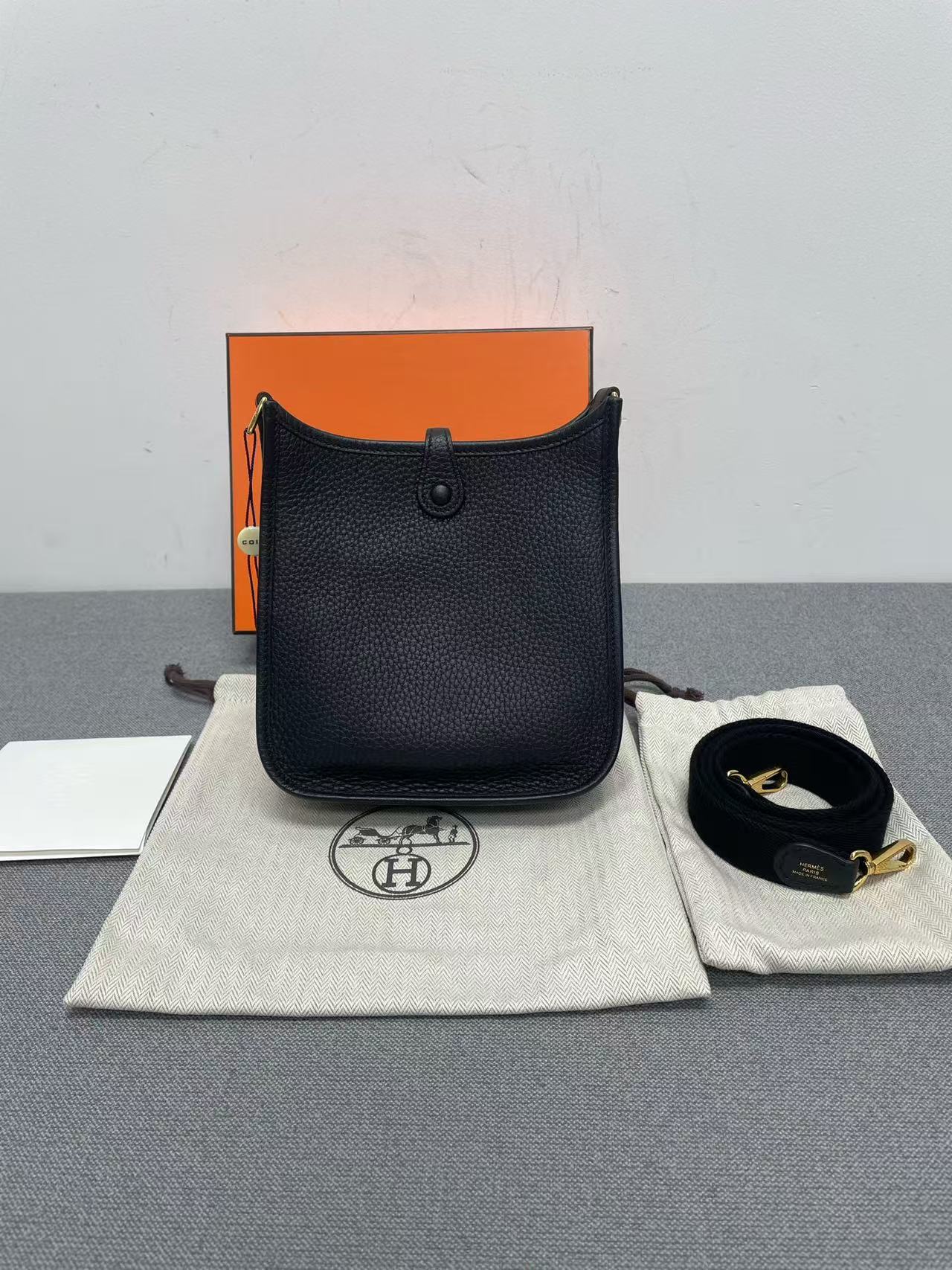 Hermes - Evelyne - Taurillon Clemence leather - Black with Gold-Tone Hardware - (mini)