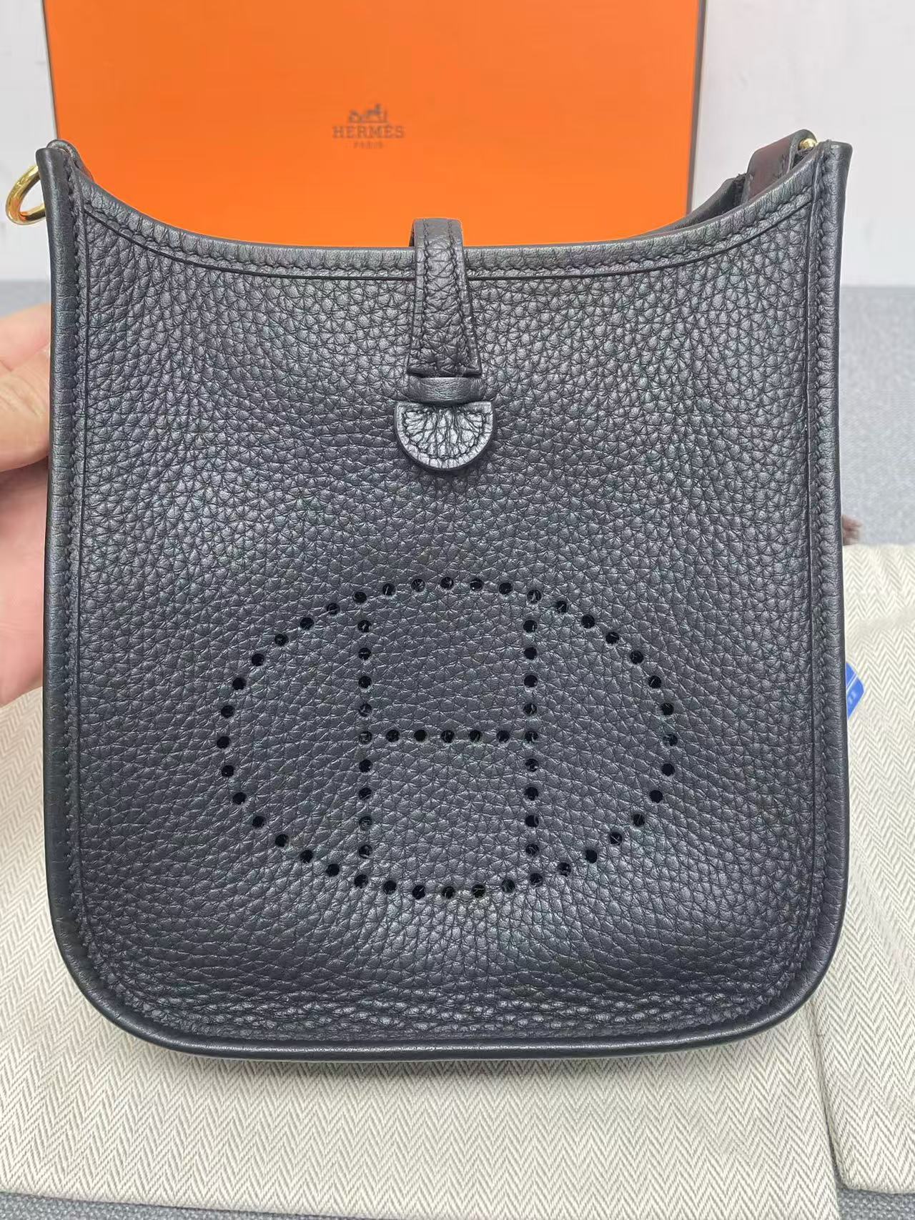 Hermes - Evelyne - Taurillon Clemence leather - Black with Gold-Tone Hardware - (mini)