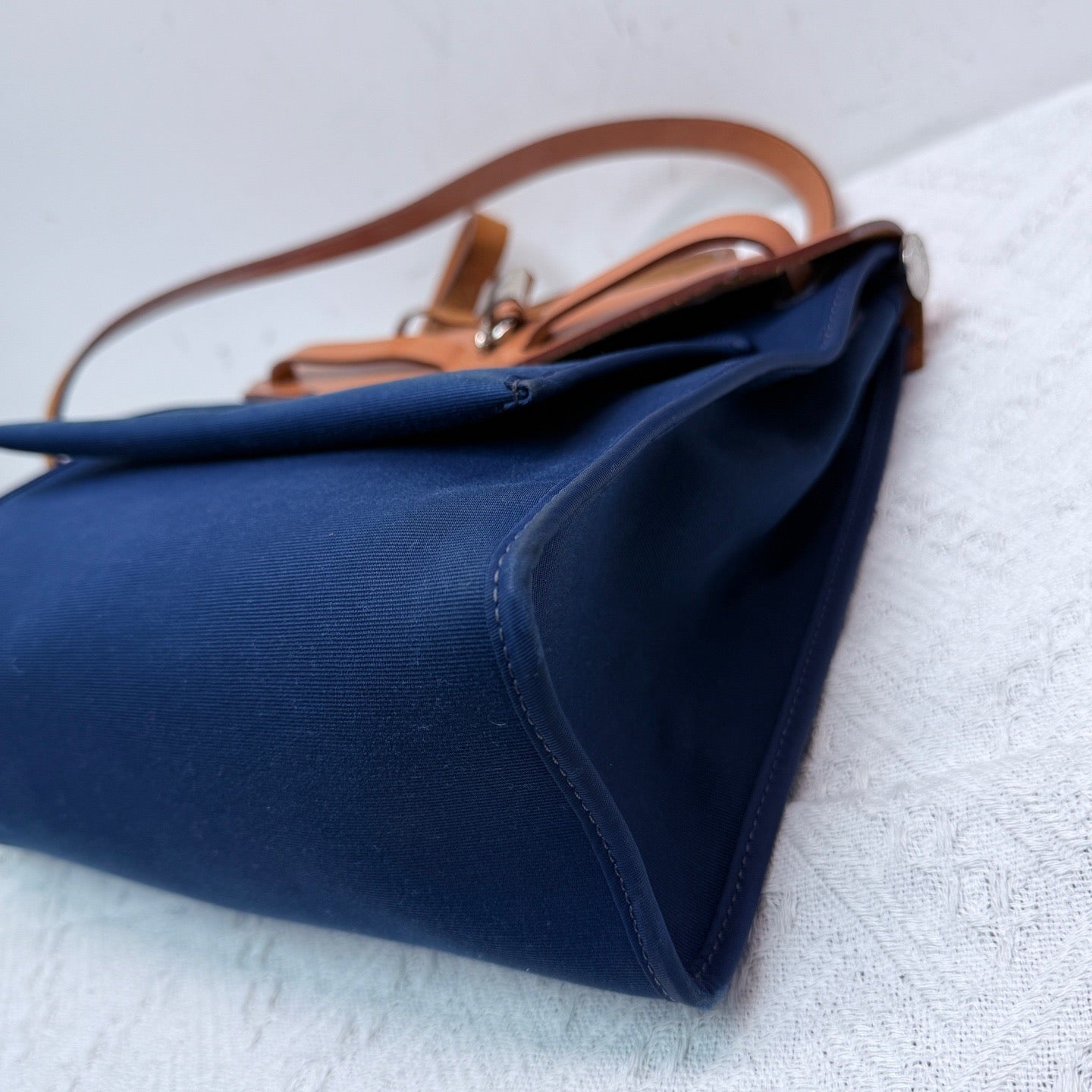 Hermès - Herbag Zip 31 - Toile H canvas and Vache Hunter leather - Navy Blue with Natural Tan - (medium)
