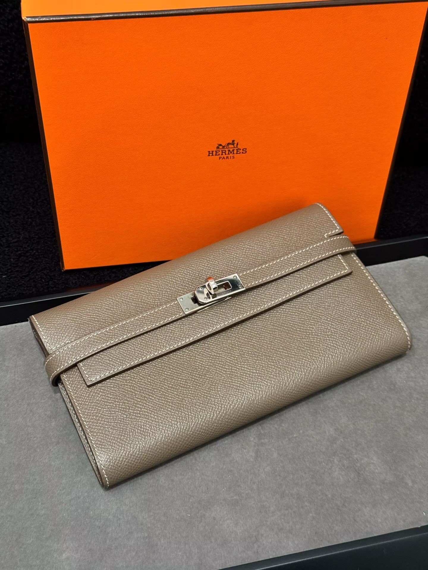 Hermès - Kelly Wallet - Grained leather - Étoupe (Elephant Grey) with Silver-Tone Hardware