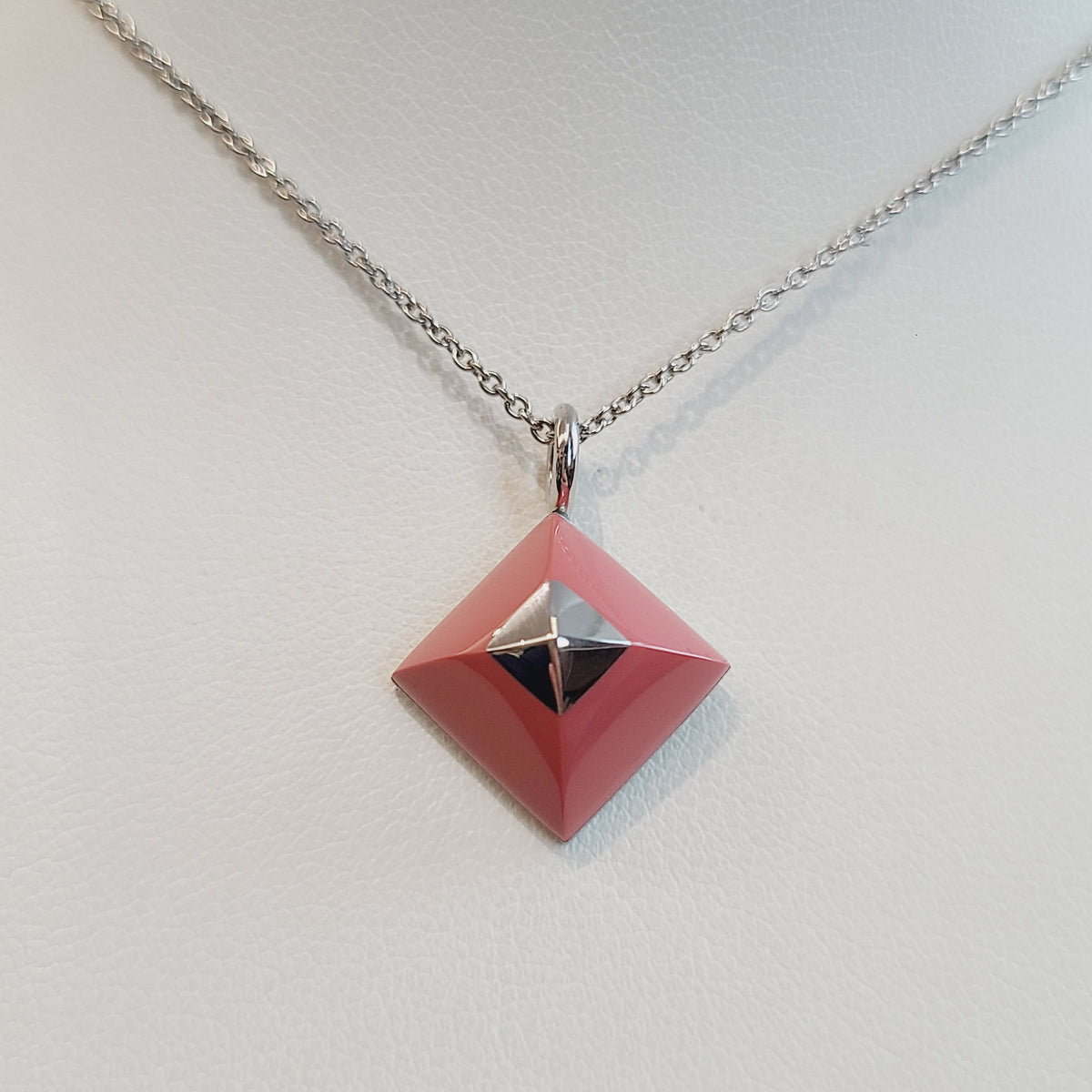 Hermes - Other - Metal chain with a pink enamel pendant; exact composition unspecified. - Pink