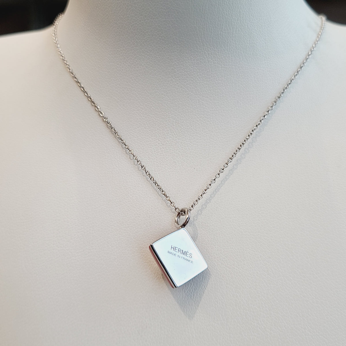 Hermes - Other - Metal chain with a pink enamel pendant; exact composition unspecified. - Pink