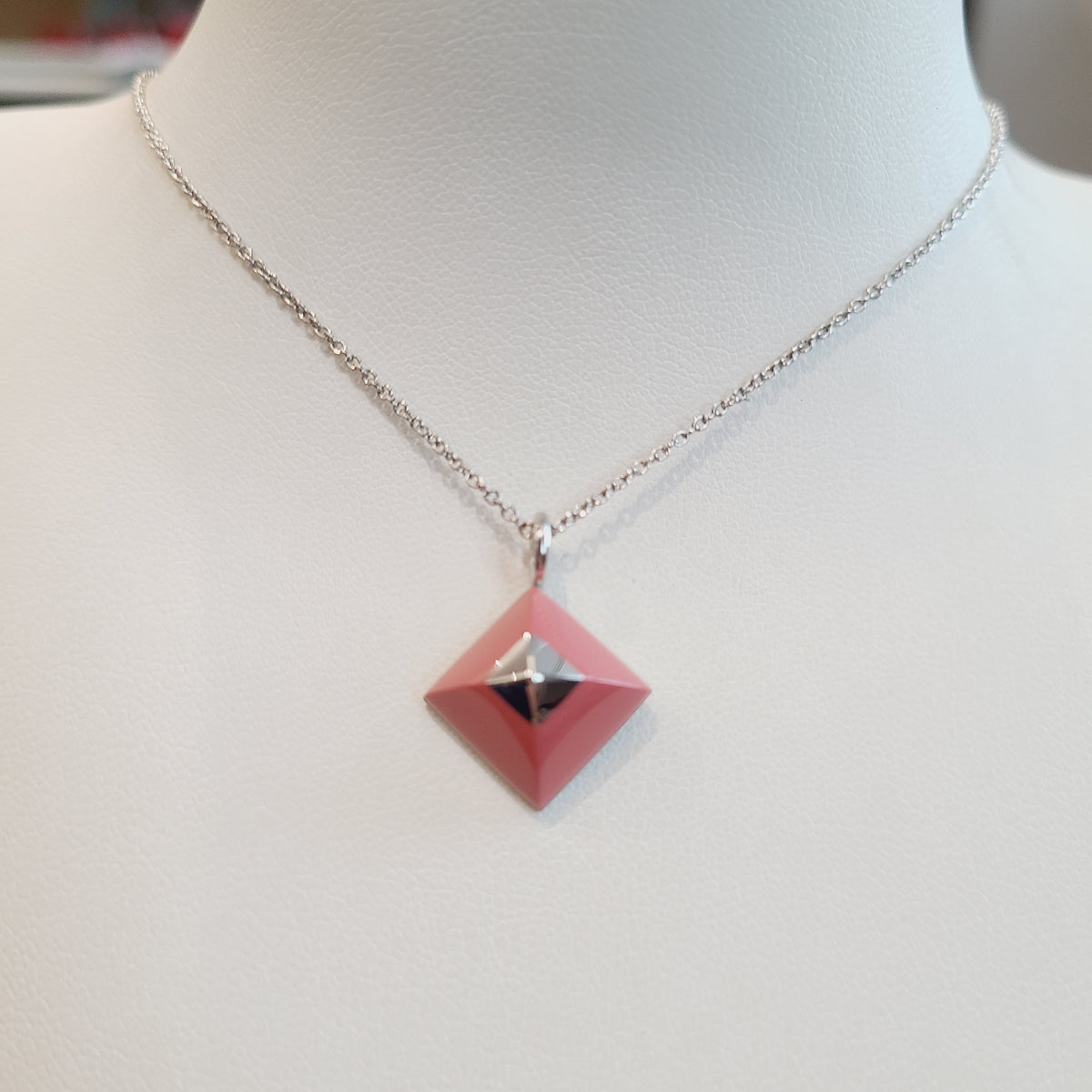 Hermes - Other - Metal chain with a pink enamel pendant; exact composition unspecified. - Pink