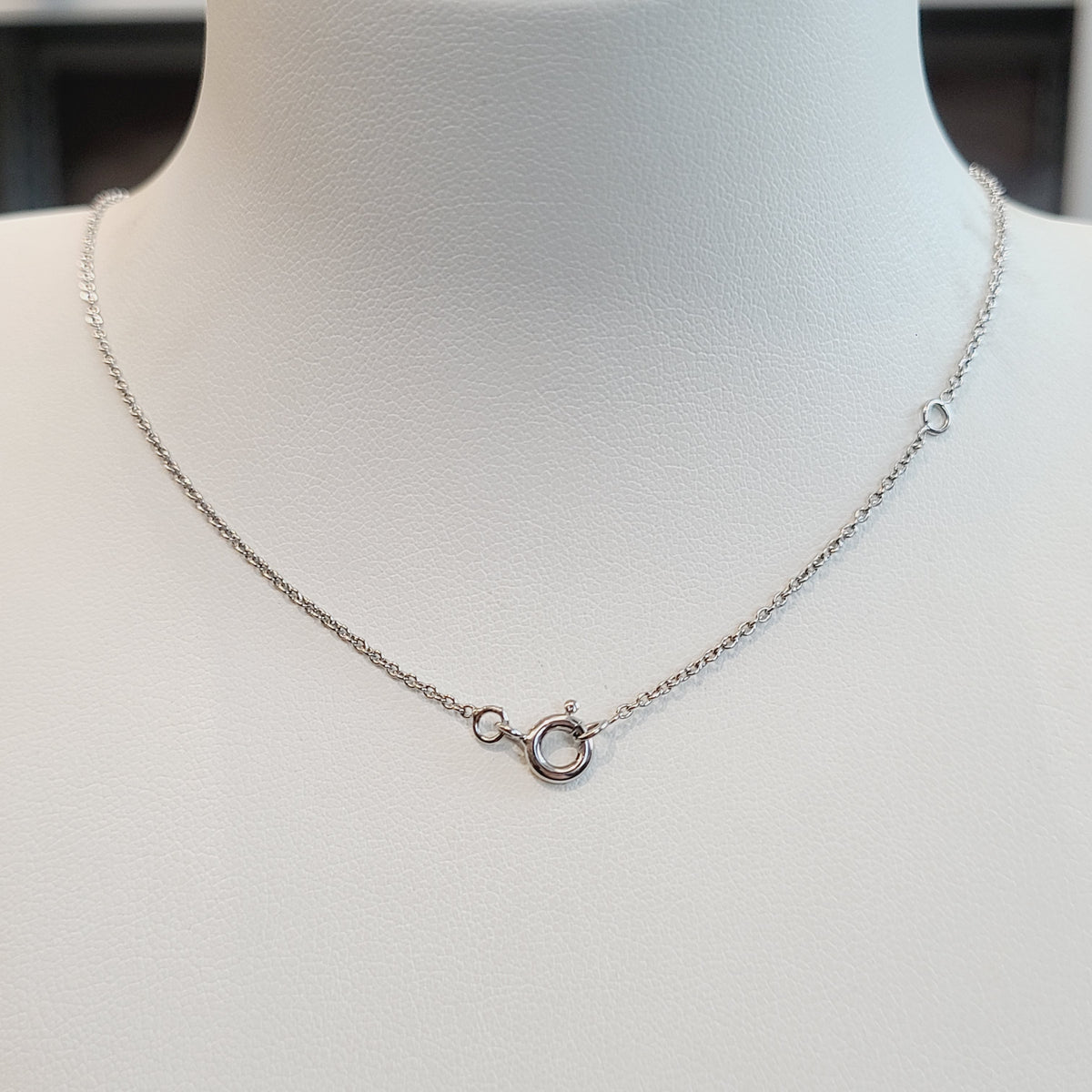 Hermes - Other - Metal chain with a pink enamel pendant; exact composition unspecified. - Pink