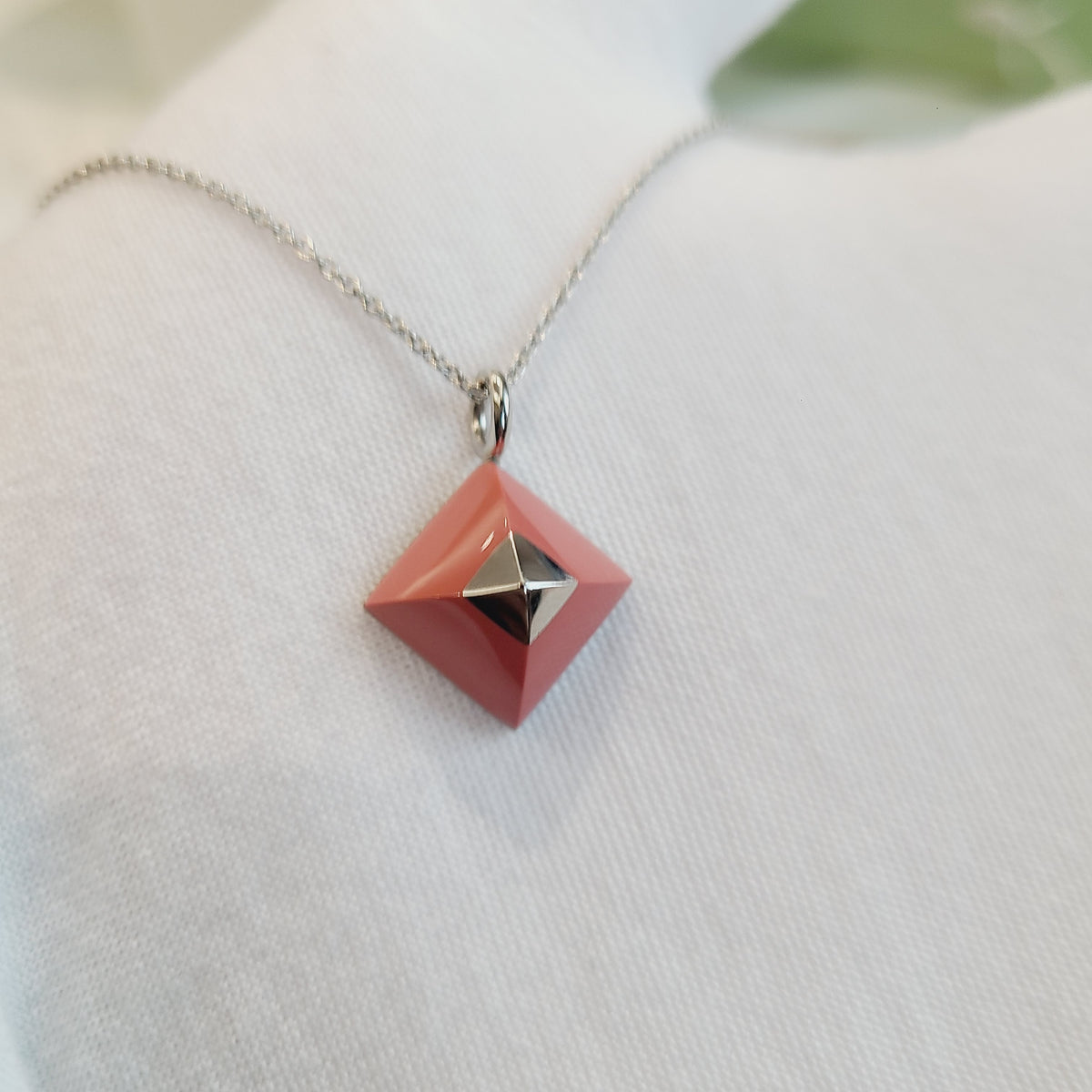 Hermes - Other - Metal chain with a pink enamel pendant; exact composition unspecified. - Pink