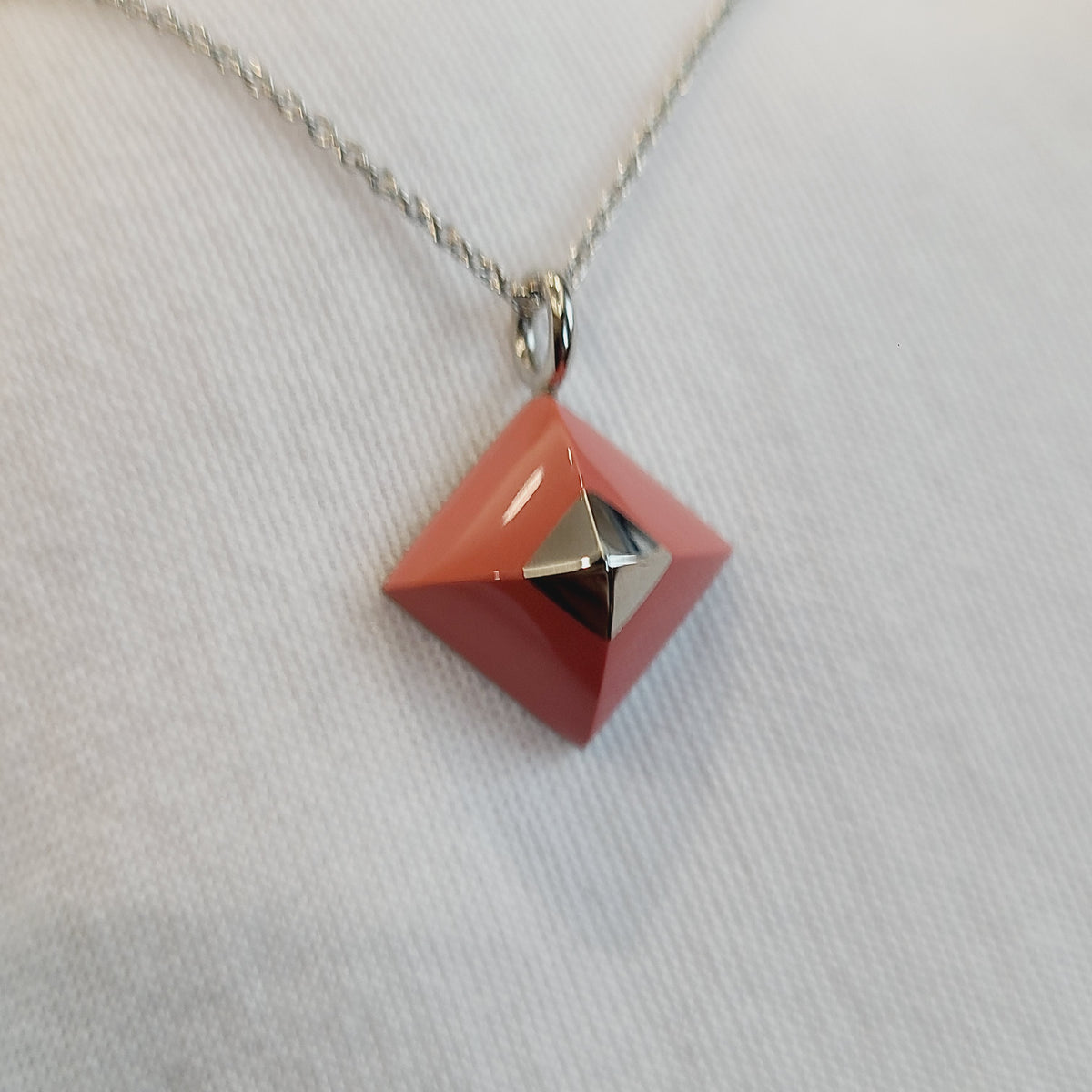 Hermes - Other - Metal chain with a pink enamel pendant; exact composition unspecified. - Pink