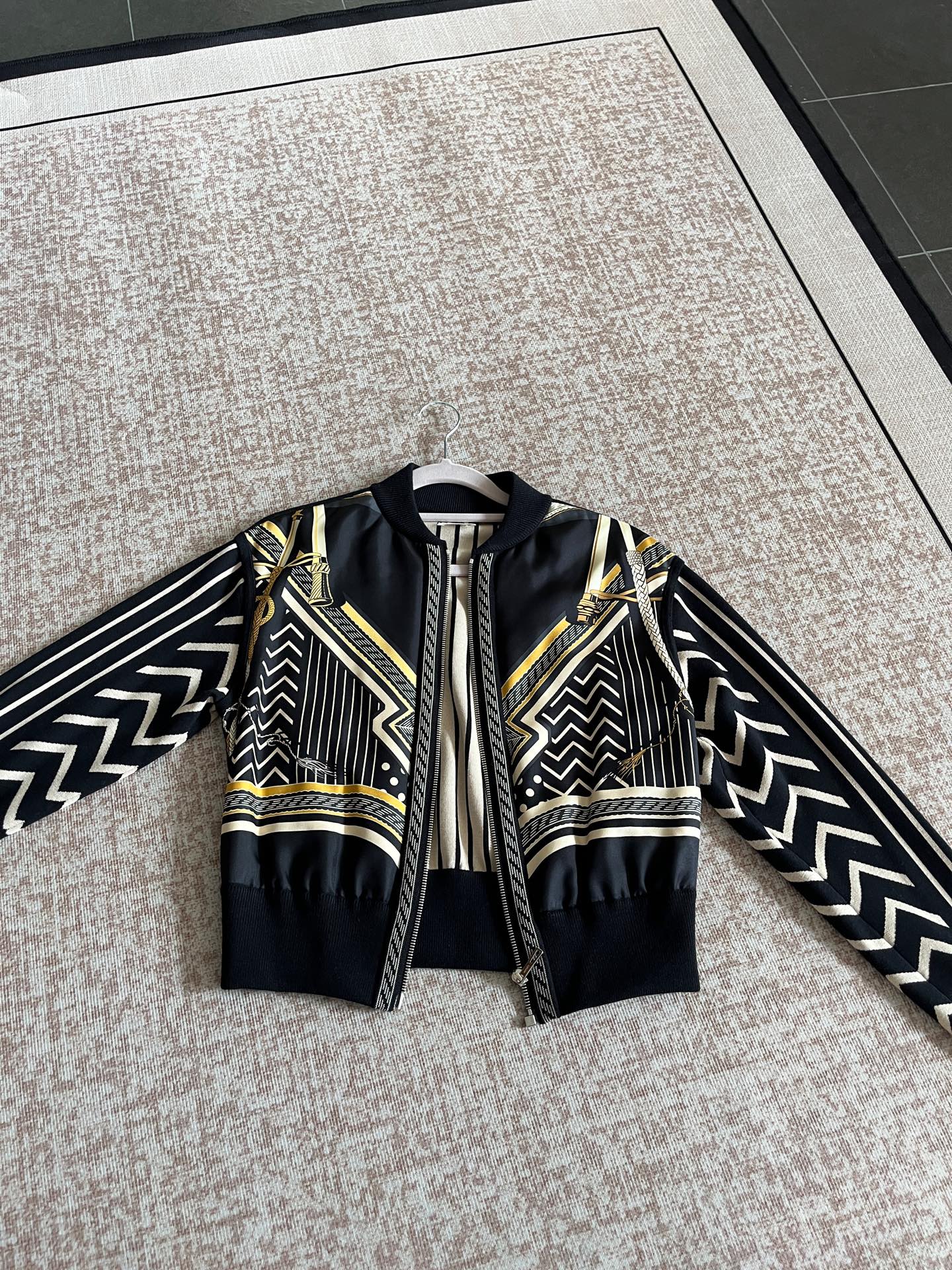 Hermès - Other - Silk - Black - (34)