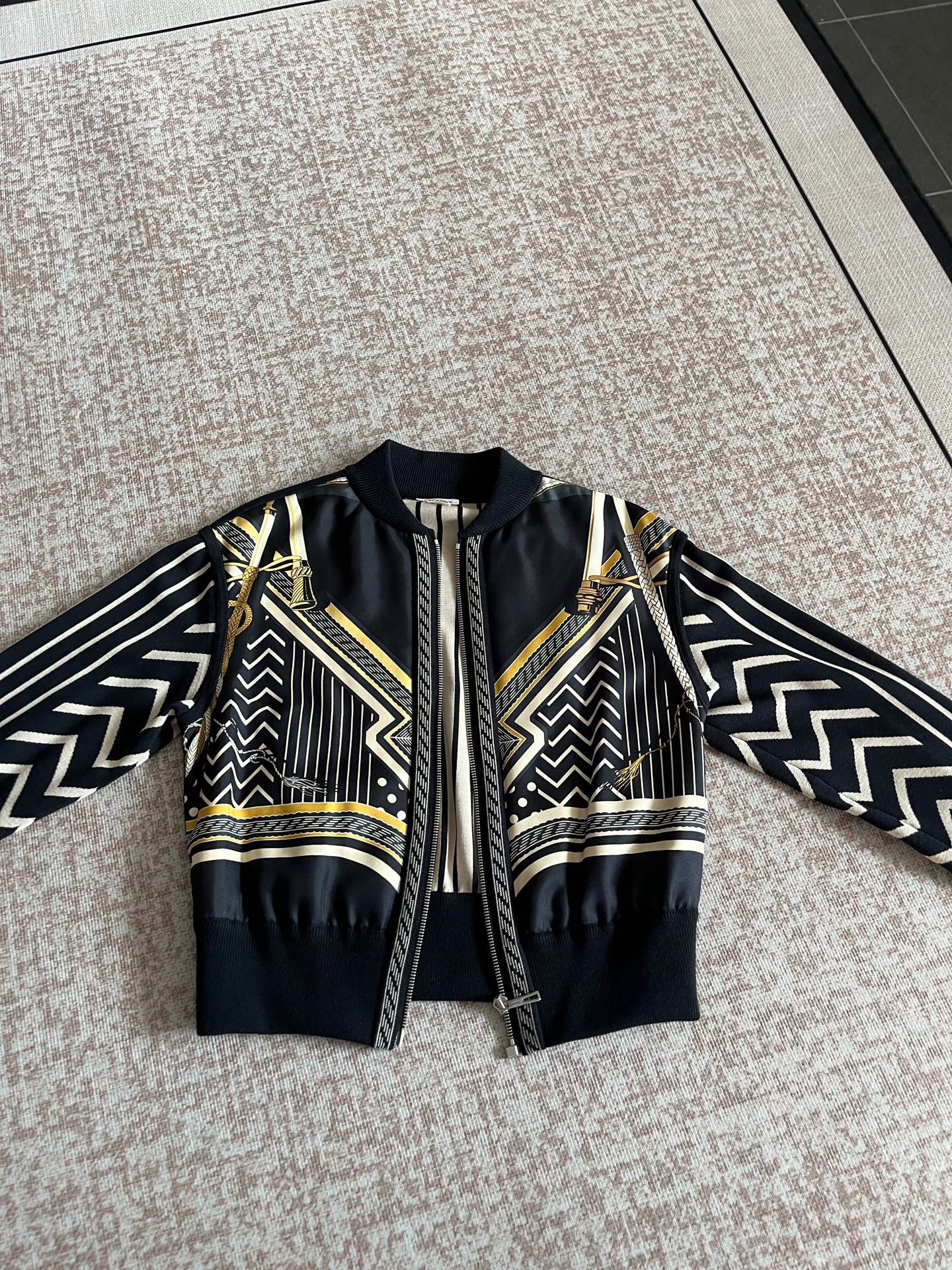 Hermès - Other - Silk - Black - (34)