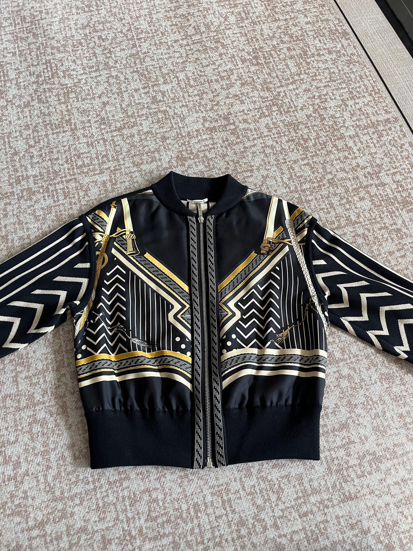 Hermès - Other - Silk - Black - (34)