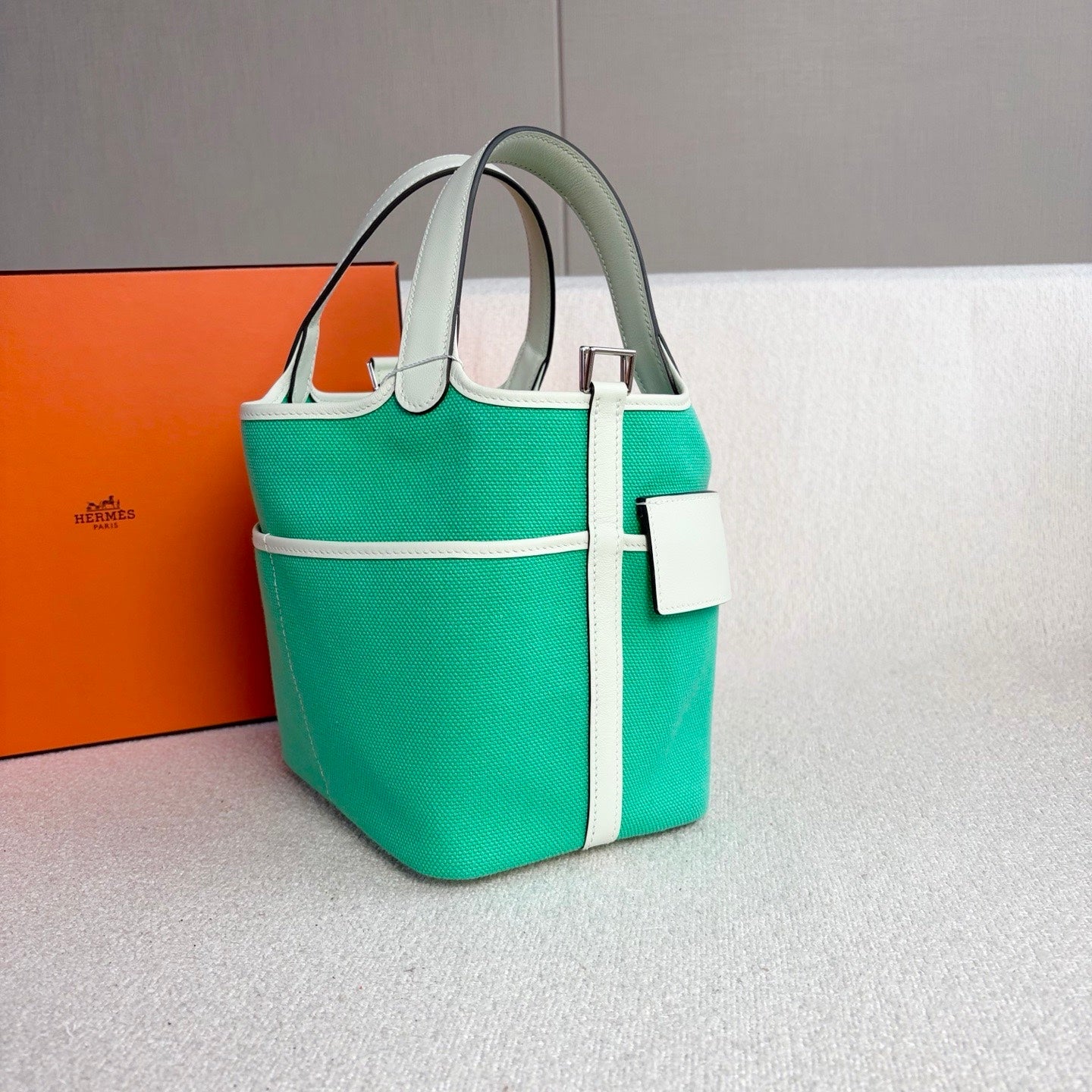 Hermès - Picotin Cargo 18 - Goeland canvas and Swift calfskin leather - Bubble Green with White trim and Silver-Tone Hardware - (mini)