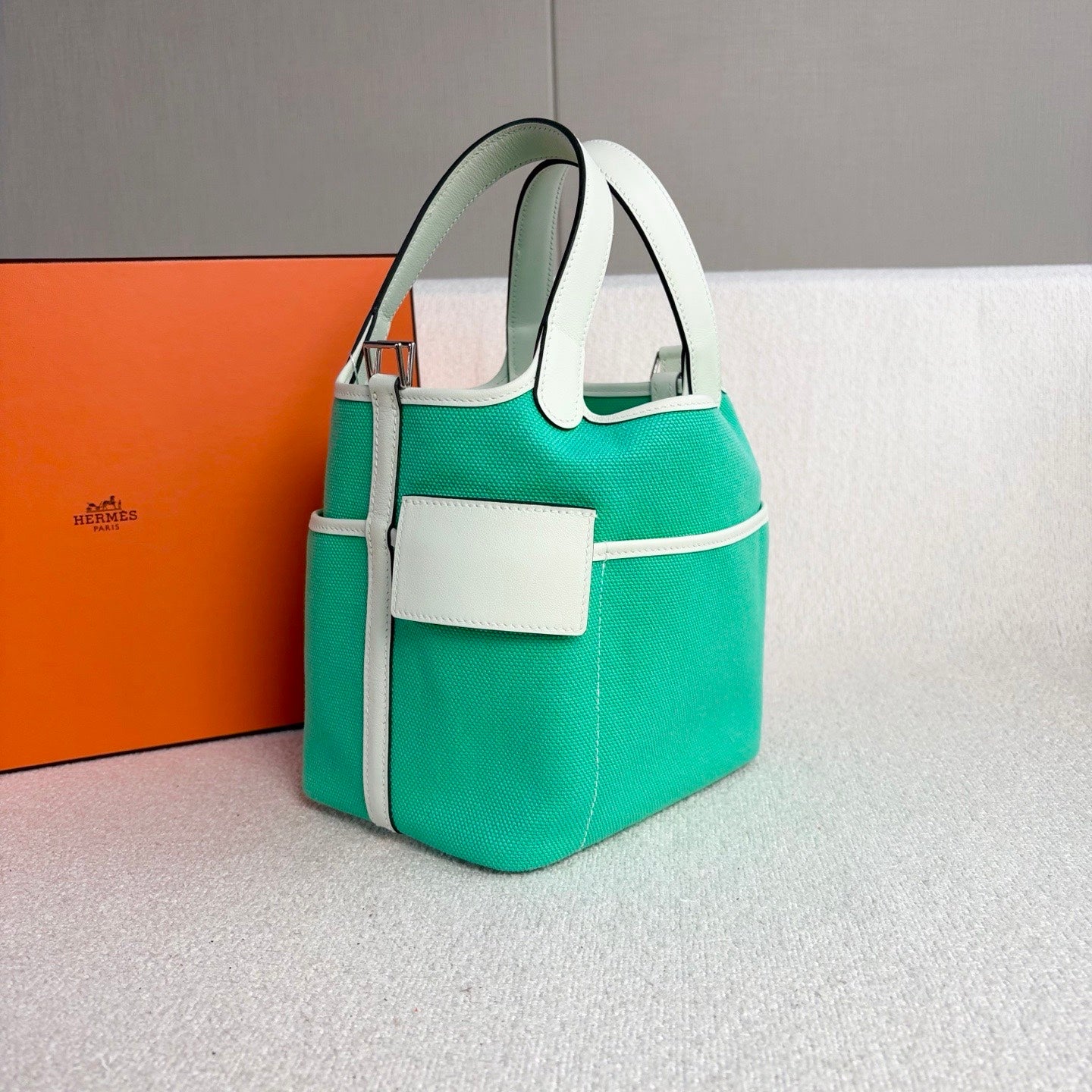 Hermès - Picotin Cargo 18 - Goeland canvas and Swift calfskin leather - Bubble Green with White trim and Silver-Tone Hardware - (mini)