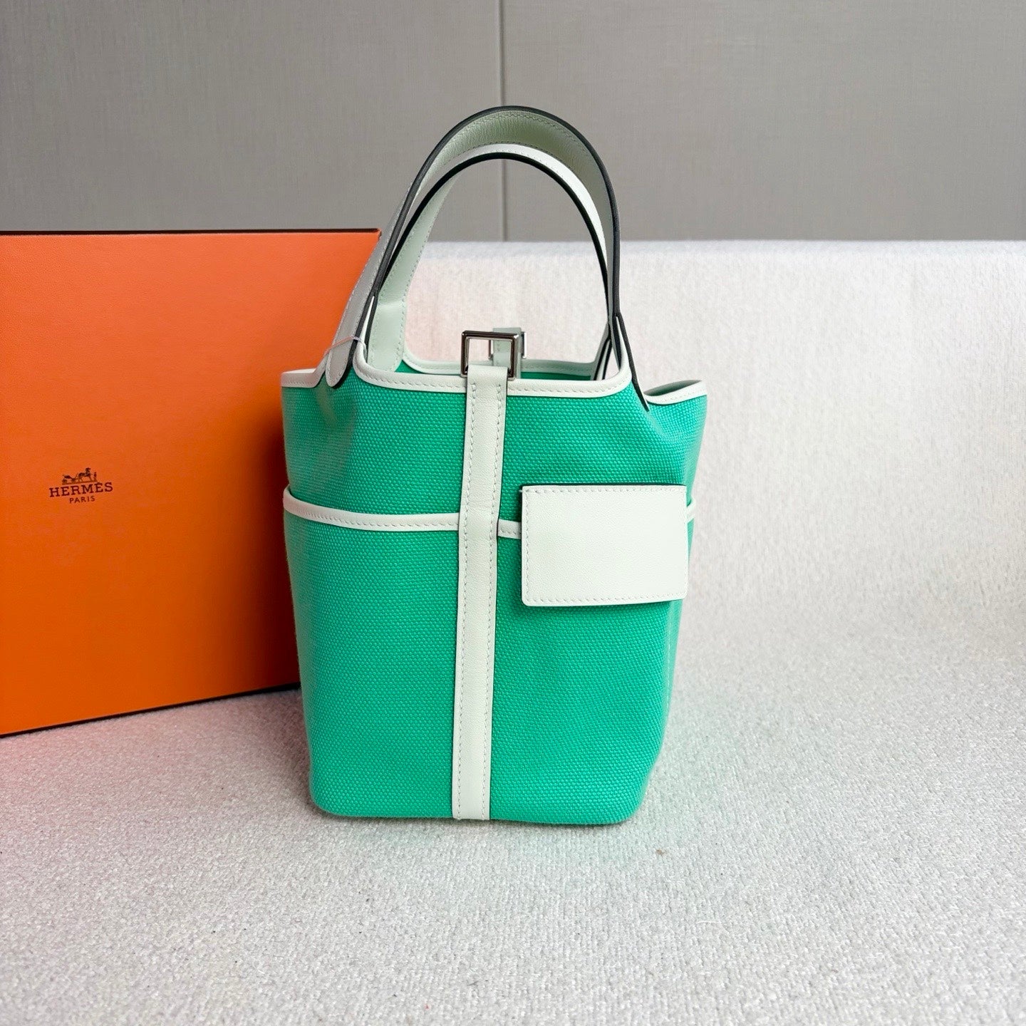 Hermès - Picotin Cargo 18 - Goeland canvas and Swift calfskin leather - Bubble Green with White trim and Silver-Tone Hardware - (mini)