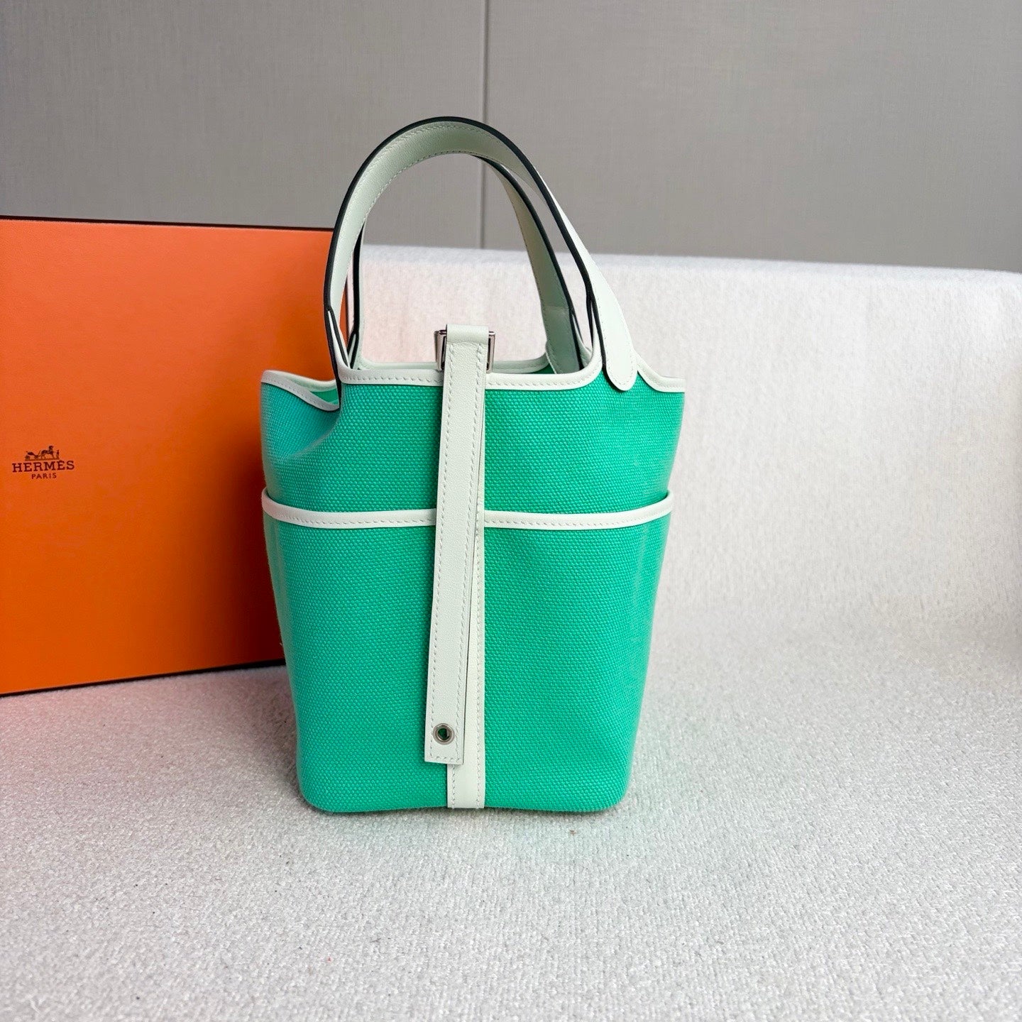 Hermès - Picotin Cargo 18 - Goeland canvas and Swift calfskin leather - Bubble Green with White trim and Silver-Tone Hardware - (mini)