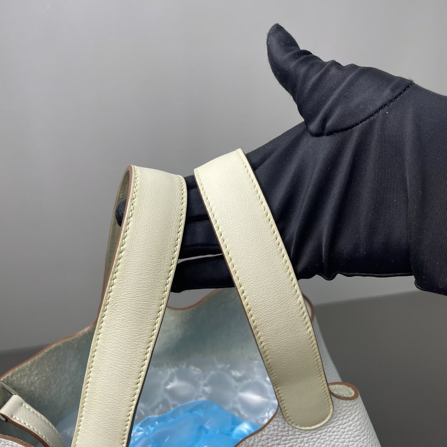 Hermès - Picotin Lock - Taurillon Clemence leather - Off-White with Holy Grail Blue contrast and light beige handles - (Medium)