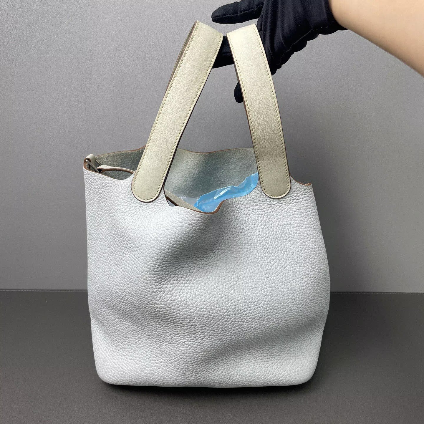 Hermès - Picotin Lock - Taurillon Clemence leather - Off-White with Holy Grail Blue contrast and light beige handles - (Medium)