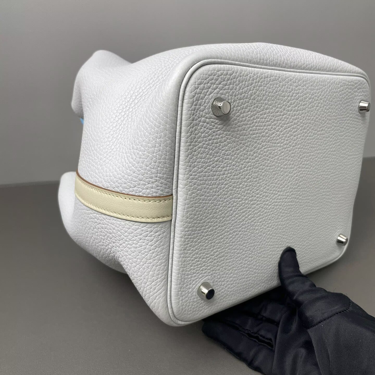 Hermès - Picotin Lock - Taurillon Clemence leather - Off-White with Holy Grail Blue contrast and light beige handles - (Medium)