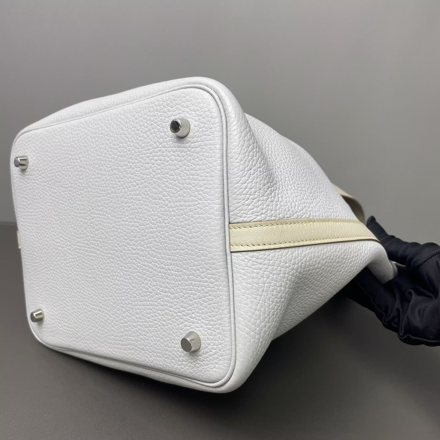 Hermès - Picotin Lock - Taurillon Clemence leather - Off-White with Holy Grail Blue contrast and light beige handles - (Medium)