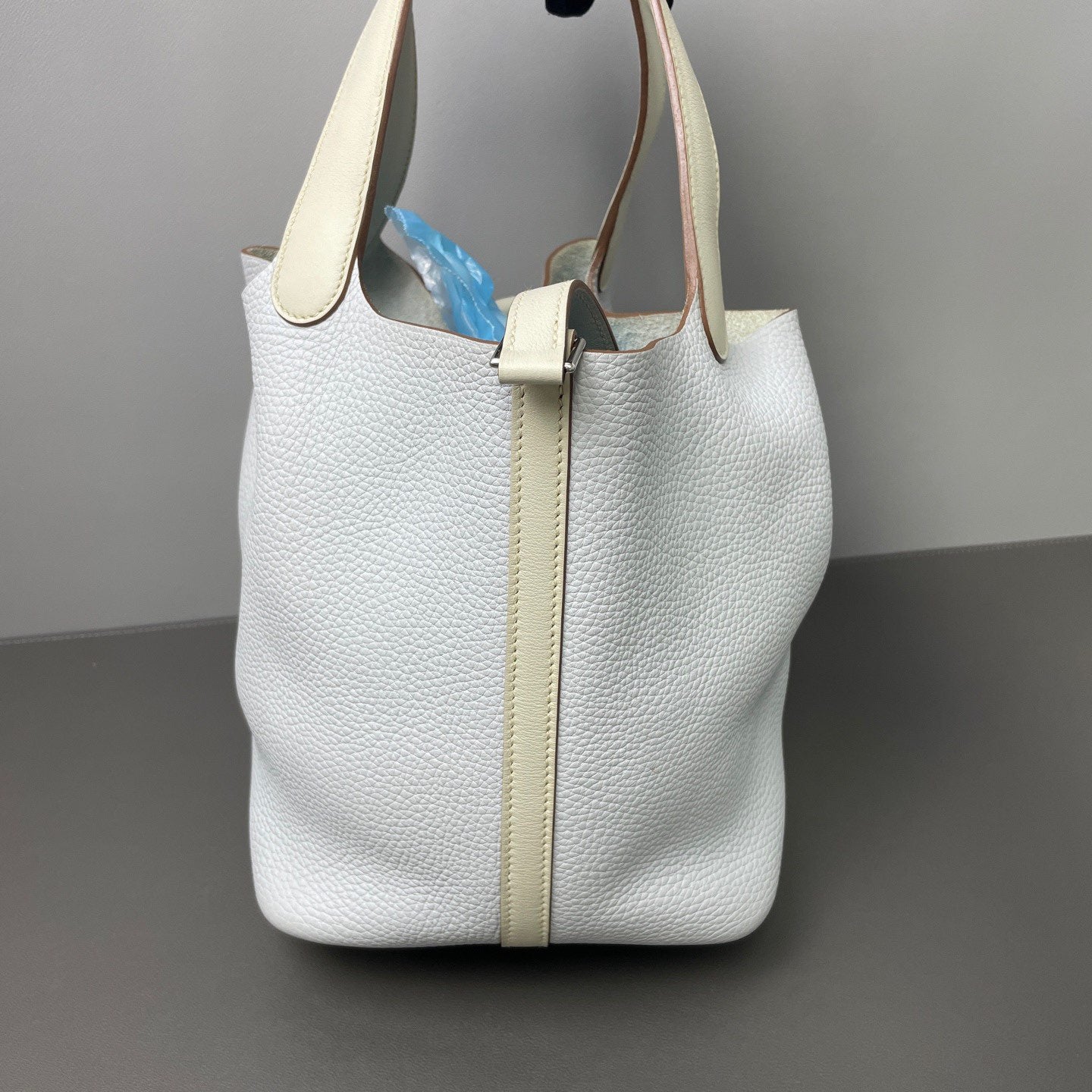 Hermès - Picotin Lock - Taurillon Clemence leather - Off-White with Holy Grail Blue contrast and light beige handles - (Medium)