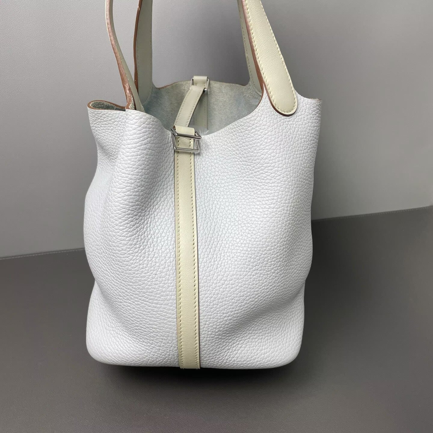 Hermès - Picotin Lock - Taurillon Clemence leather - Off-White with Holy Grail Blue contrast and light beige handles - (Medium)
