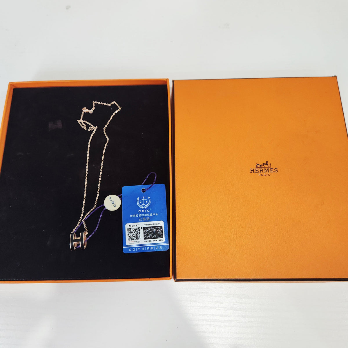 Hermes - Pop H Large - Black lacquered pendant with gold-tone metal chain and trim. - Multicolour - (Large)