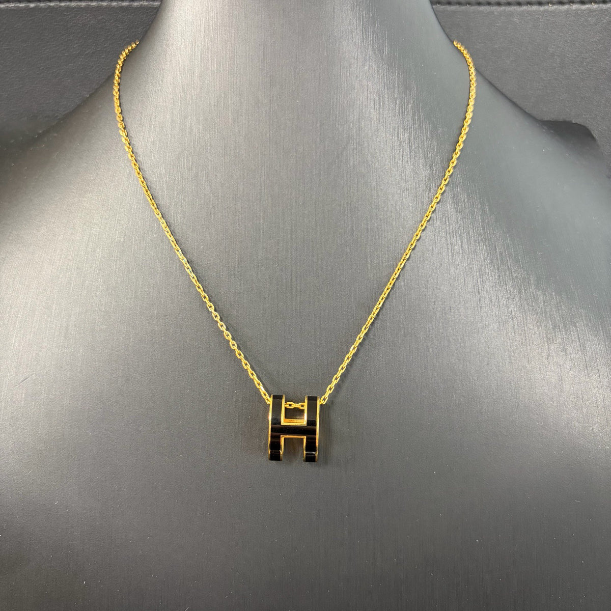 Hermes - Pop H Large - Metal chain and pendant with black enamel; gold-tone finish. - Multicolour