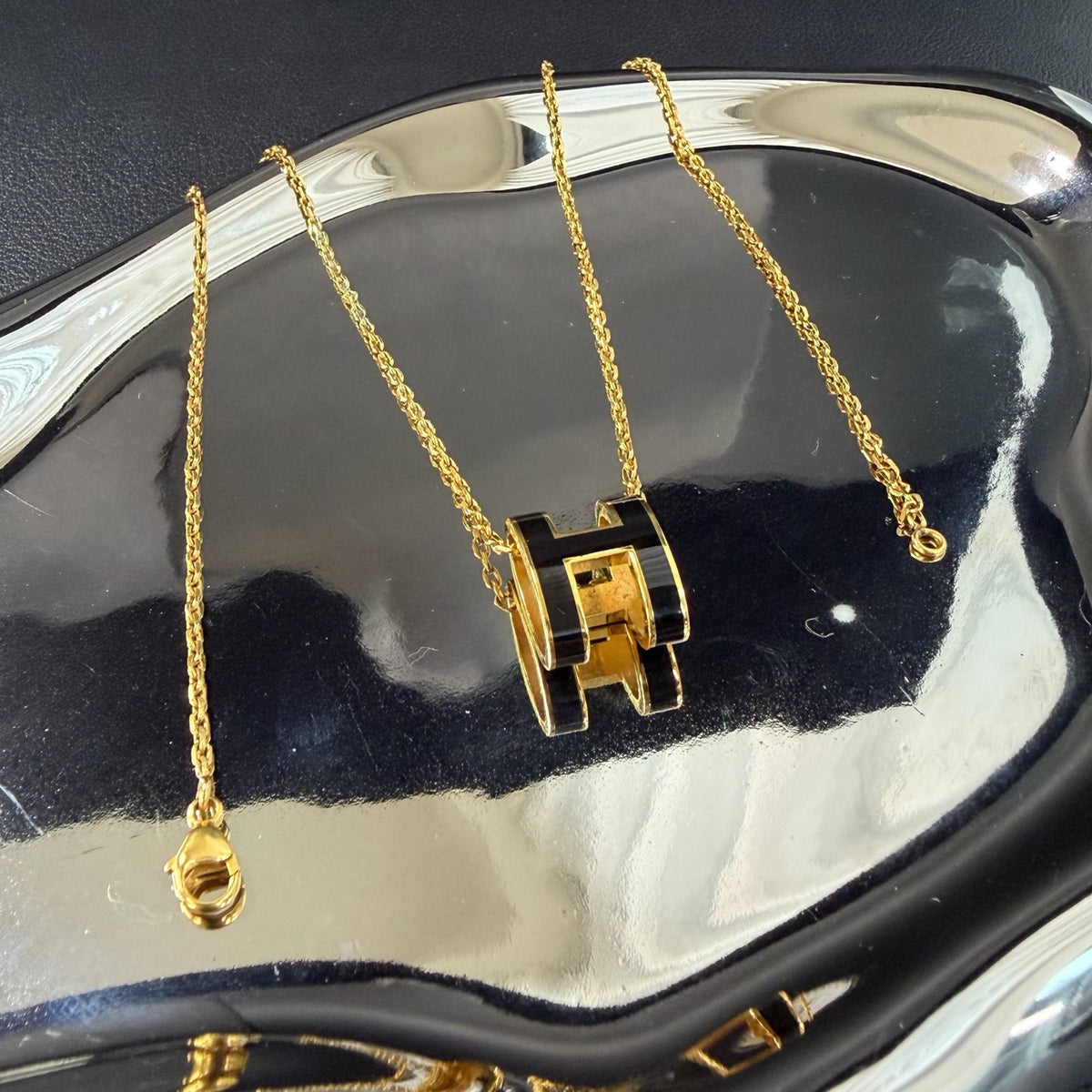 Hermes - Pop H Large - Metal chain and pendant with black enamel; gold-tone finish. - Multicolour