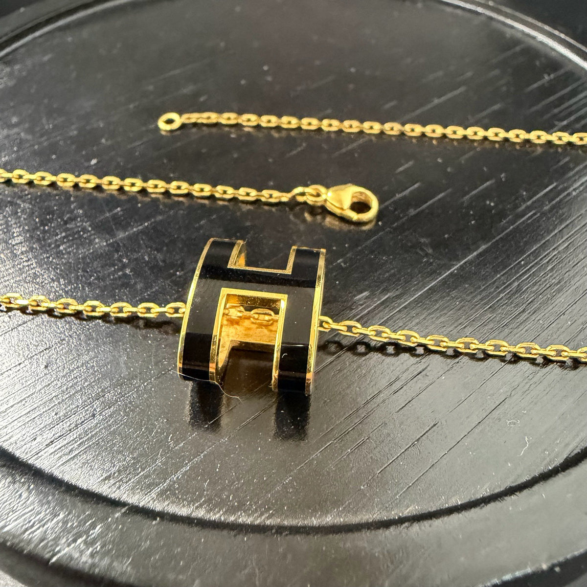 Hermes - Pop H Large - Metal chain and pendant with black enamel; gold-tone finish. - Multicolour