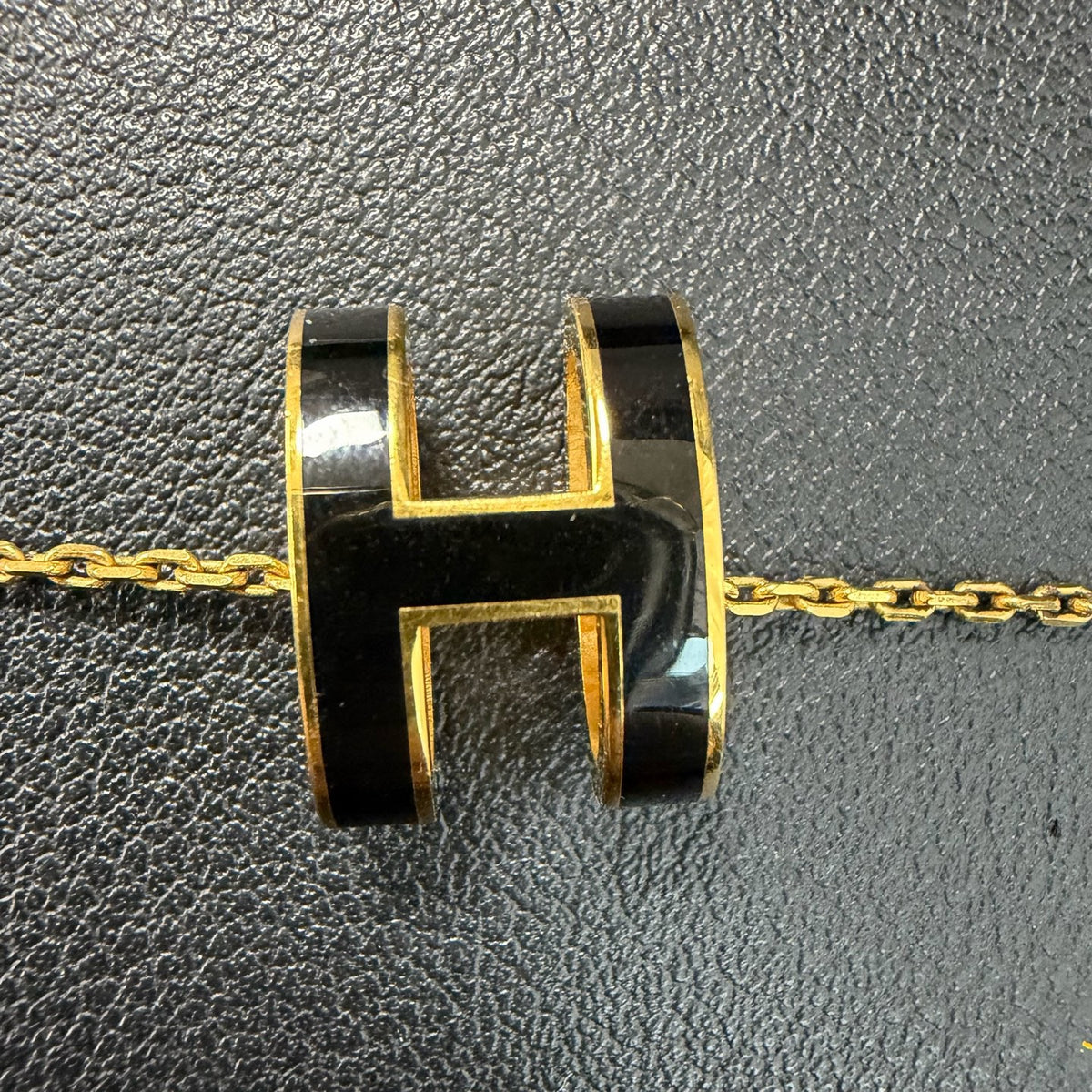 Hermes - Pop H Large - Metal chain and pendant with black enamel; gold-tone finish. - Multicolour