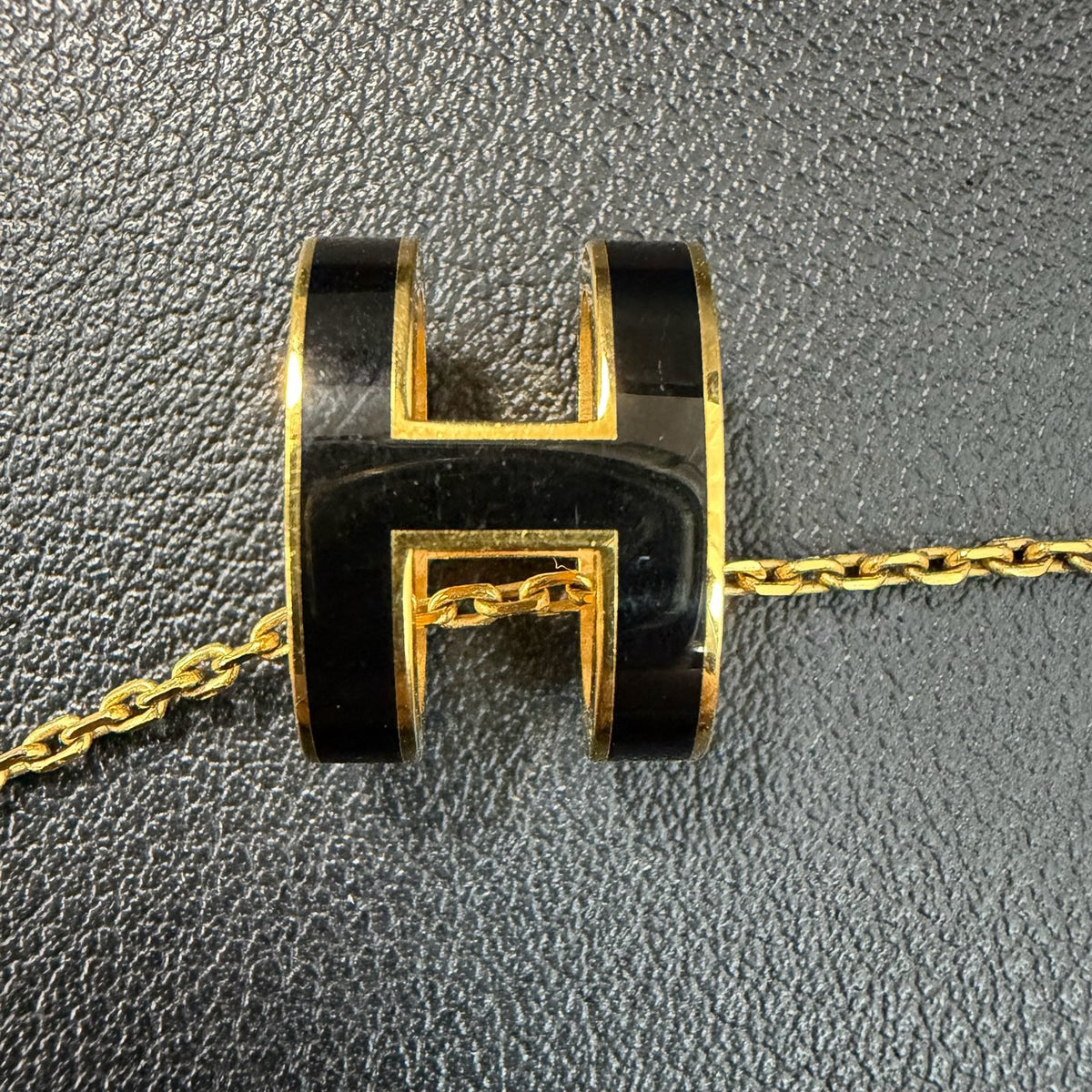 Hermes - Pop H Large - Metal chain and pendant with black enamel; gold-tone finish. - Multicolour
