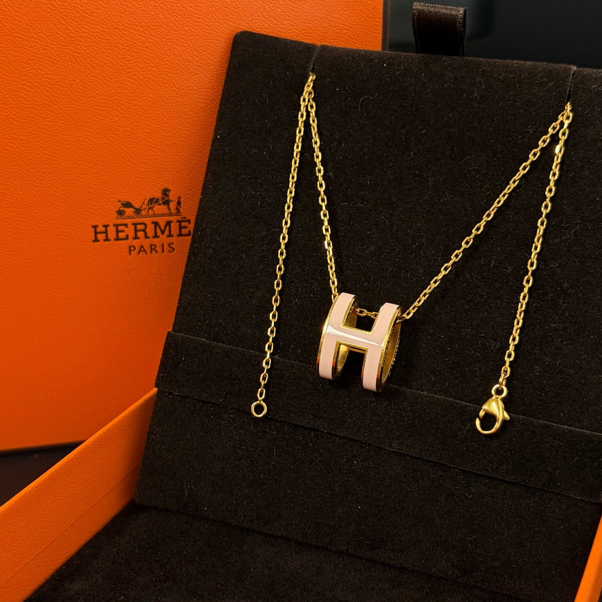 Hermes - Pop H - Metal pendant with pink enamel and a rose-gold-tone chain. - Multicolour - (41)