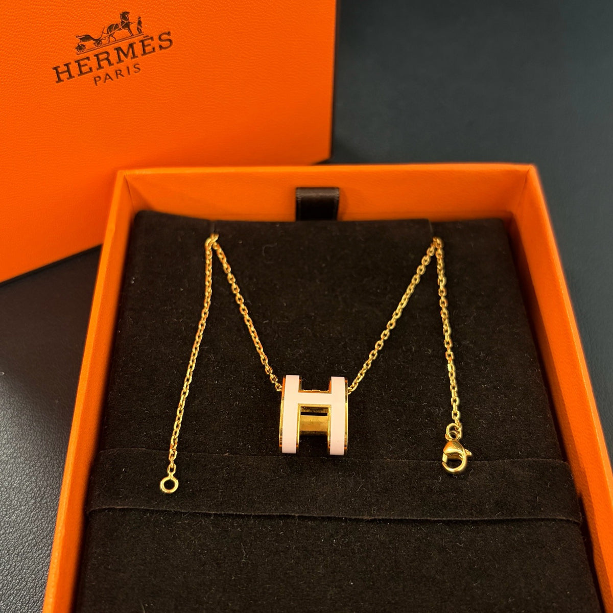 Hermes - Pop H - Metal pendant with pink enamel and a rose-gold-tone chain. - Multicolour - (41)