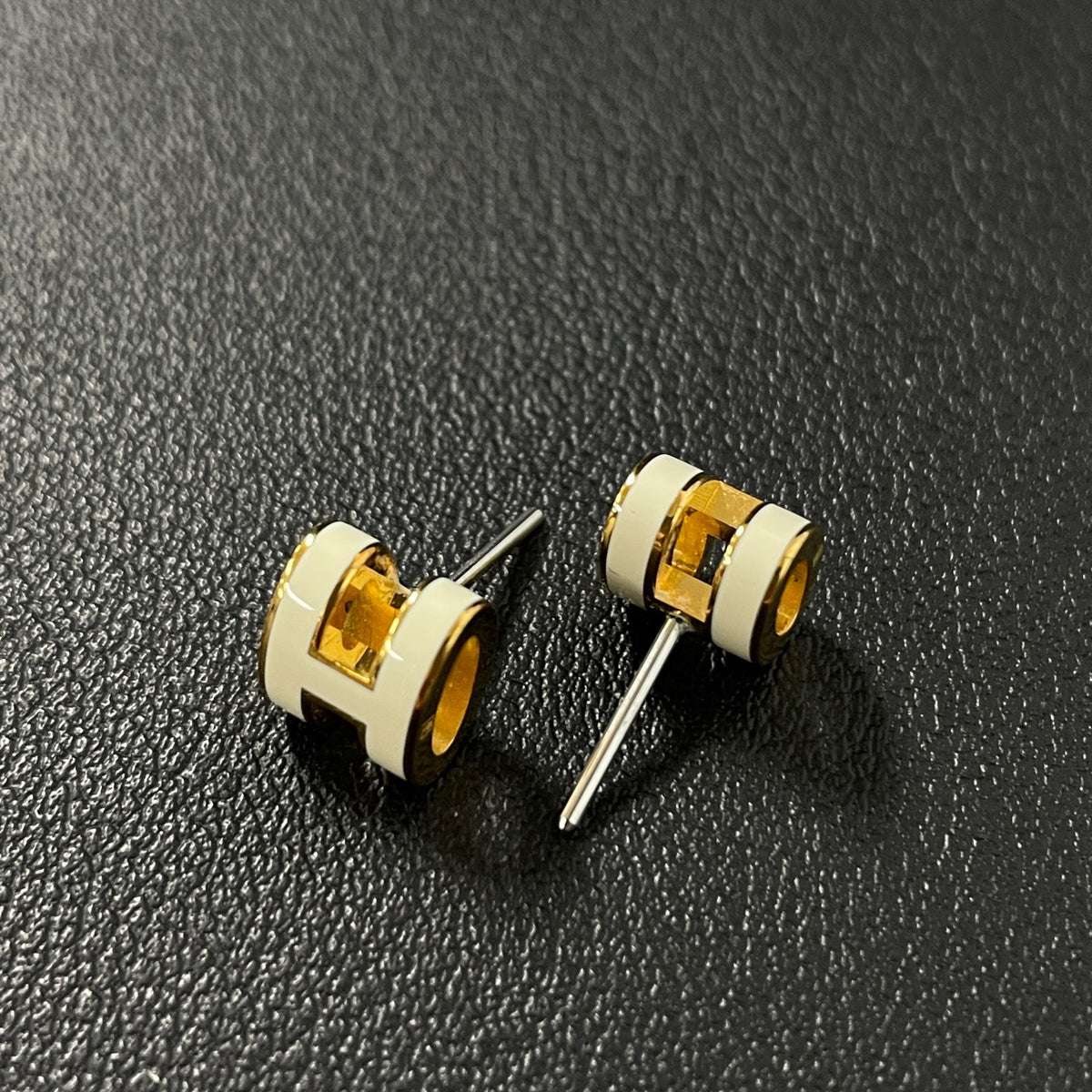 Hermes - Pop H Mini - Gold-tone metal with white enamel. - Multicolour