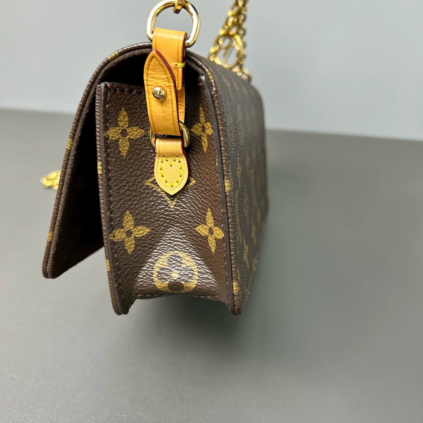 Louis Vuitton - Lily Wallet on Chain - Monogram coated canvas with Vachetta leather trim - Brown - (mini)