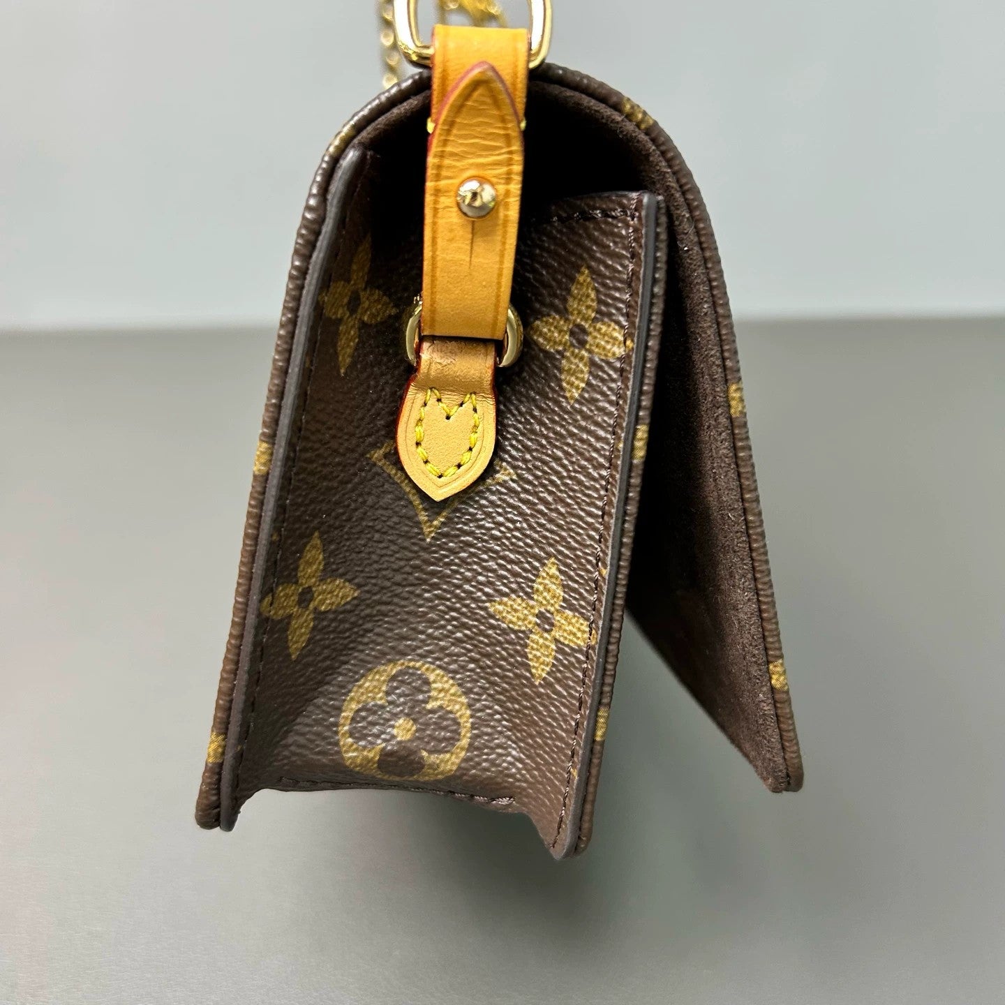 Louis Vuitton - Lily Wallet on Chain - Monogram coated canvas with Vachetta leather trim - Brown - (mini)
