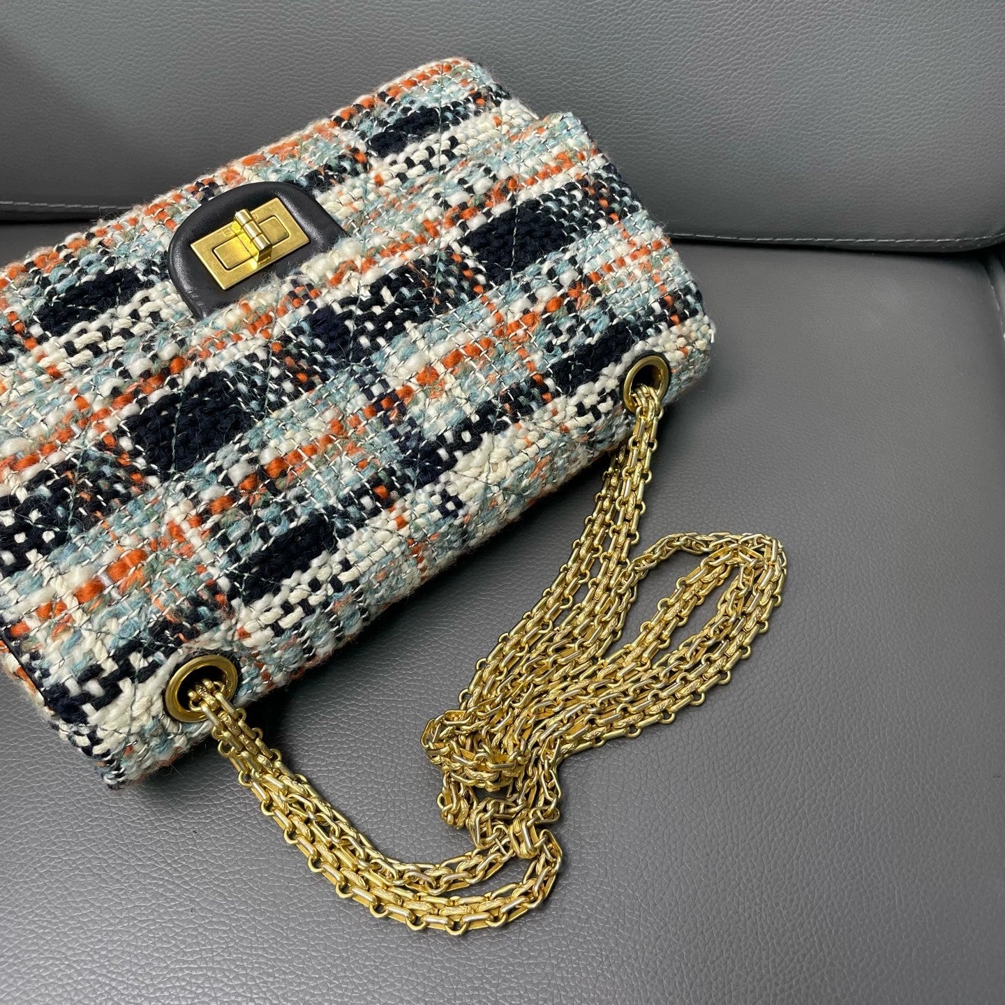 Chanel - Tweed Flap Bag (2.55 style) - Tweed and Leather - Multicolour with Gold-Tone Hardware - (Medium)