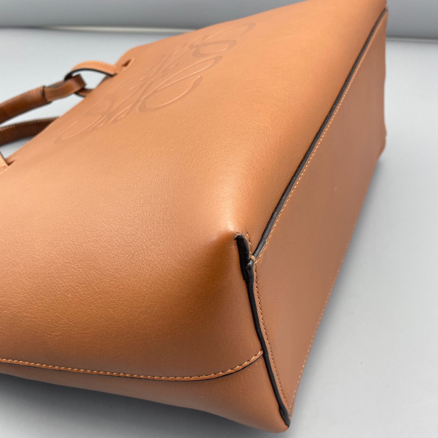 Loewe - Anagram Tote - Grained leather - Caramel - (medium)