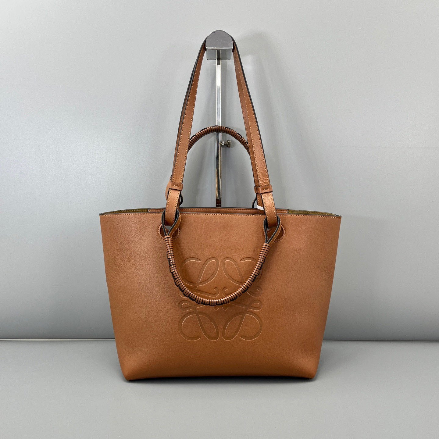 Loewe - Anagram Tote - Grained leather - Caramel - (medium)