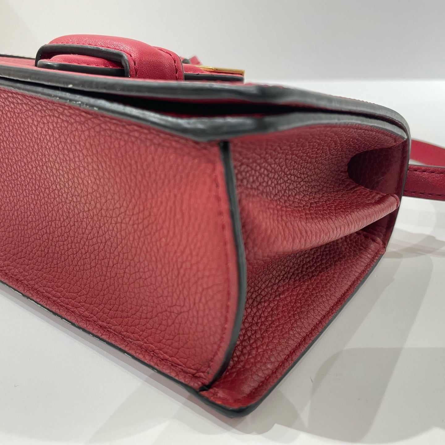 Loewe - Barcelona Triangle Bag mini - Grained leather - Red with Gold-Tone Hardware - (mini)