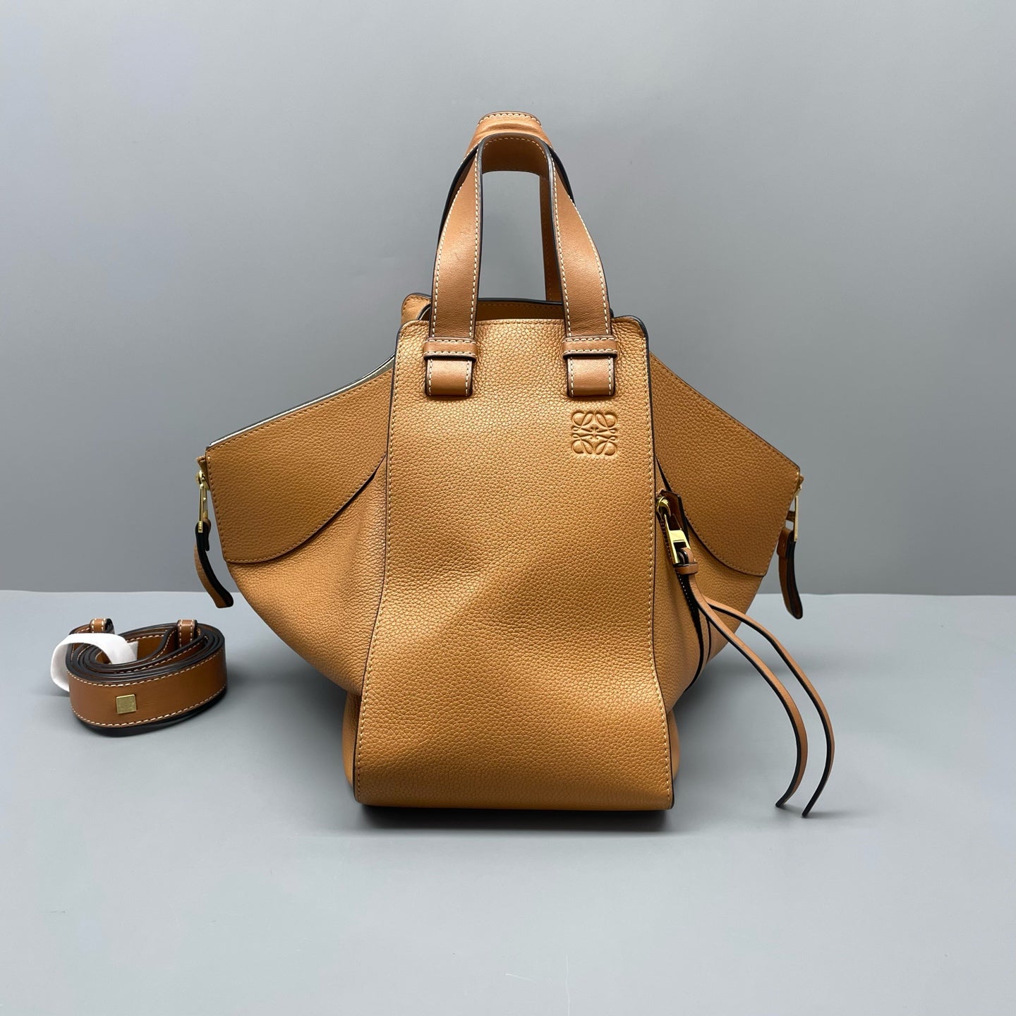 Loewe - Hammock Bag - Grained calfskin leather - Caramel - (medium)
