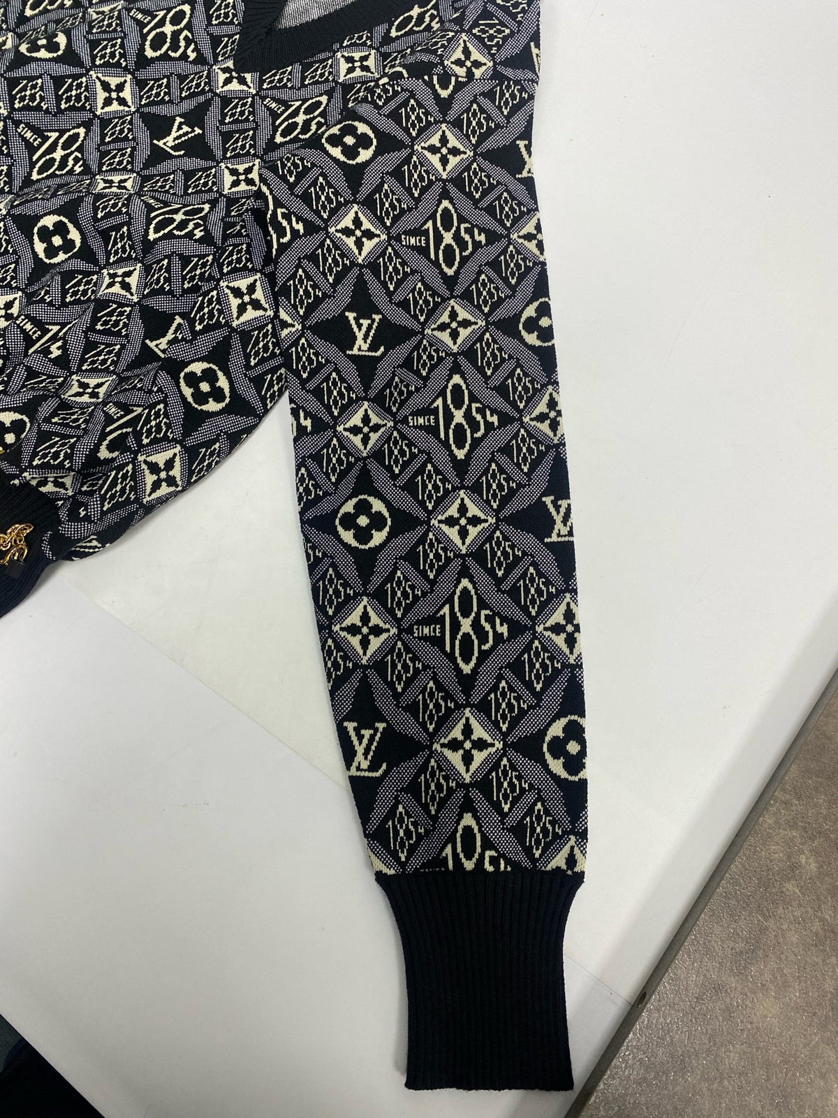 Louis Vuitton - 1854 Jacquard Monogram V-neck - Wool - Multicolour - (M)