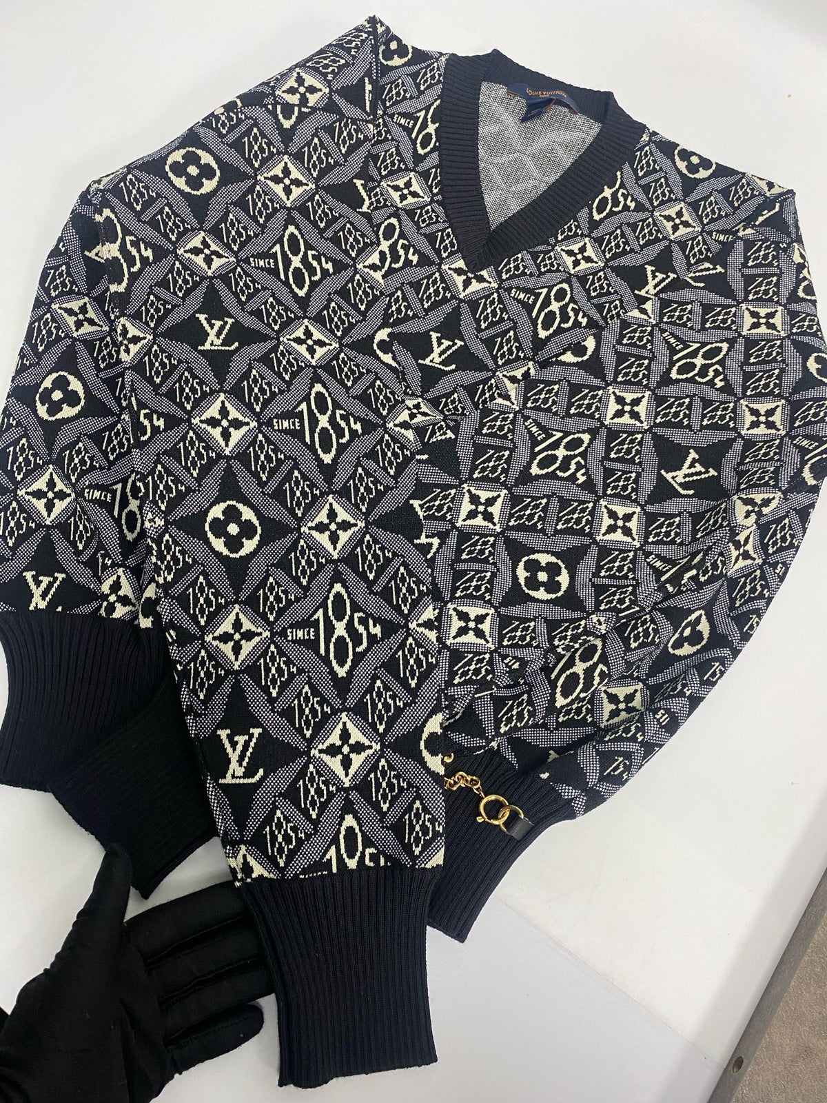 Louis Vuitton - 1854 Jacquard Monogram V-neck - Wool - Multicolour - (M)